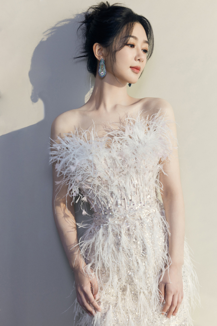 杨紫收腰羽毛裙造型,仙气飘飘,柔美灵动