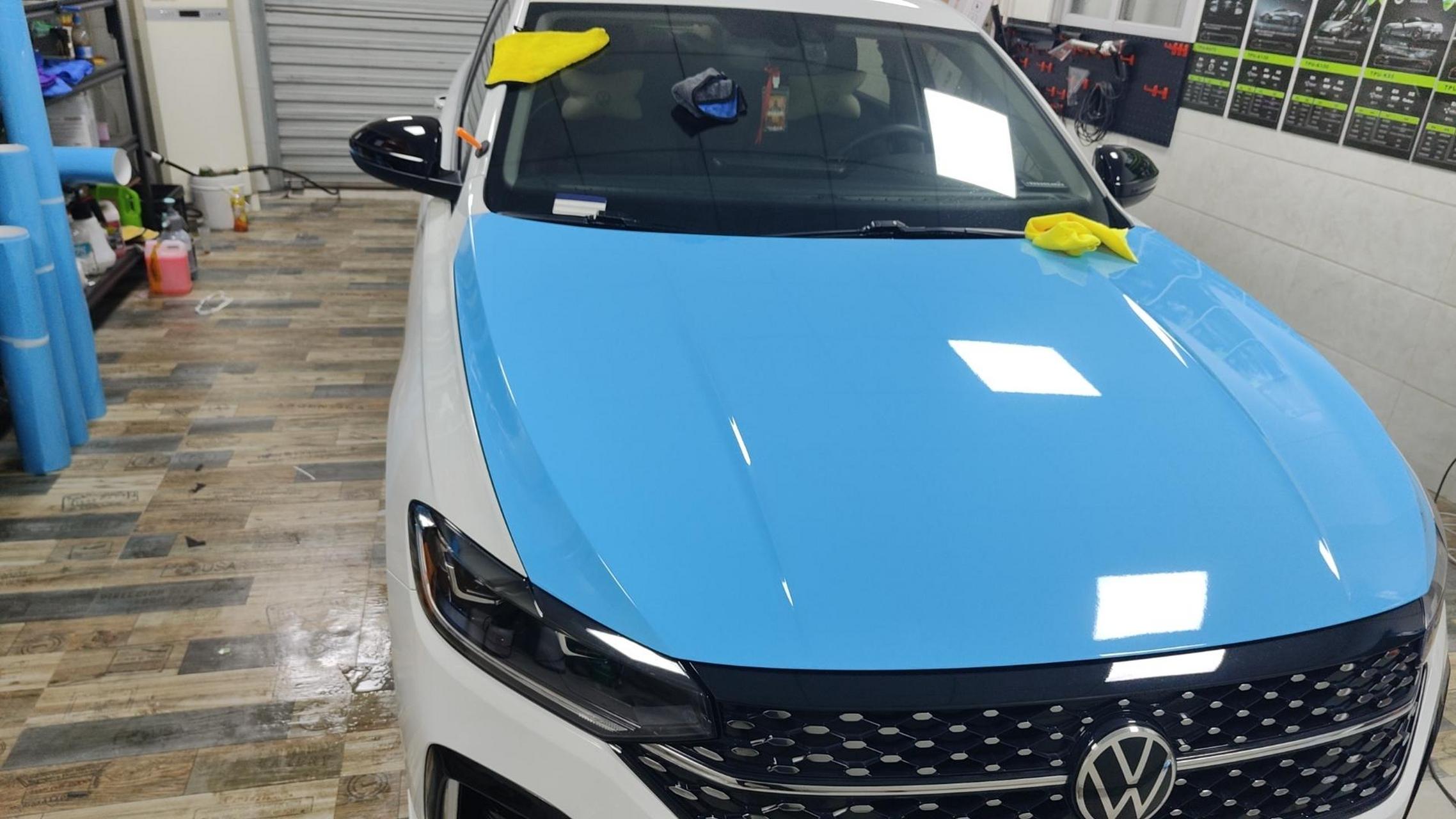 大众朗逸装贴 改色膜   黑顶加门框亮条黑化案例分享.