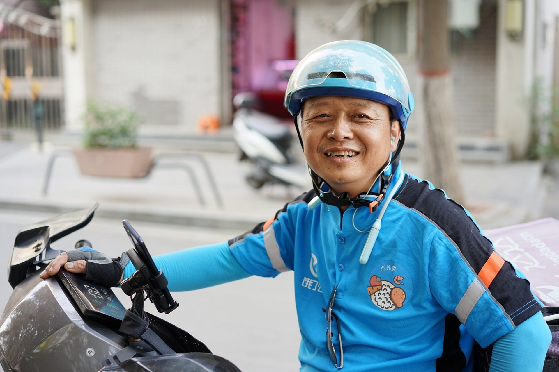 (4)"外卖骑手分为 专送和众包两种,专送只做一家平台,众包所有