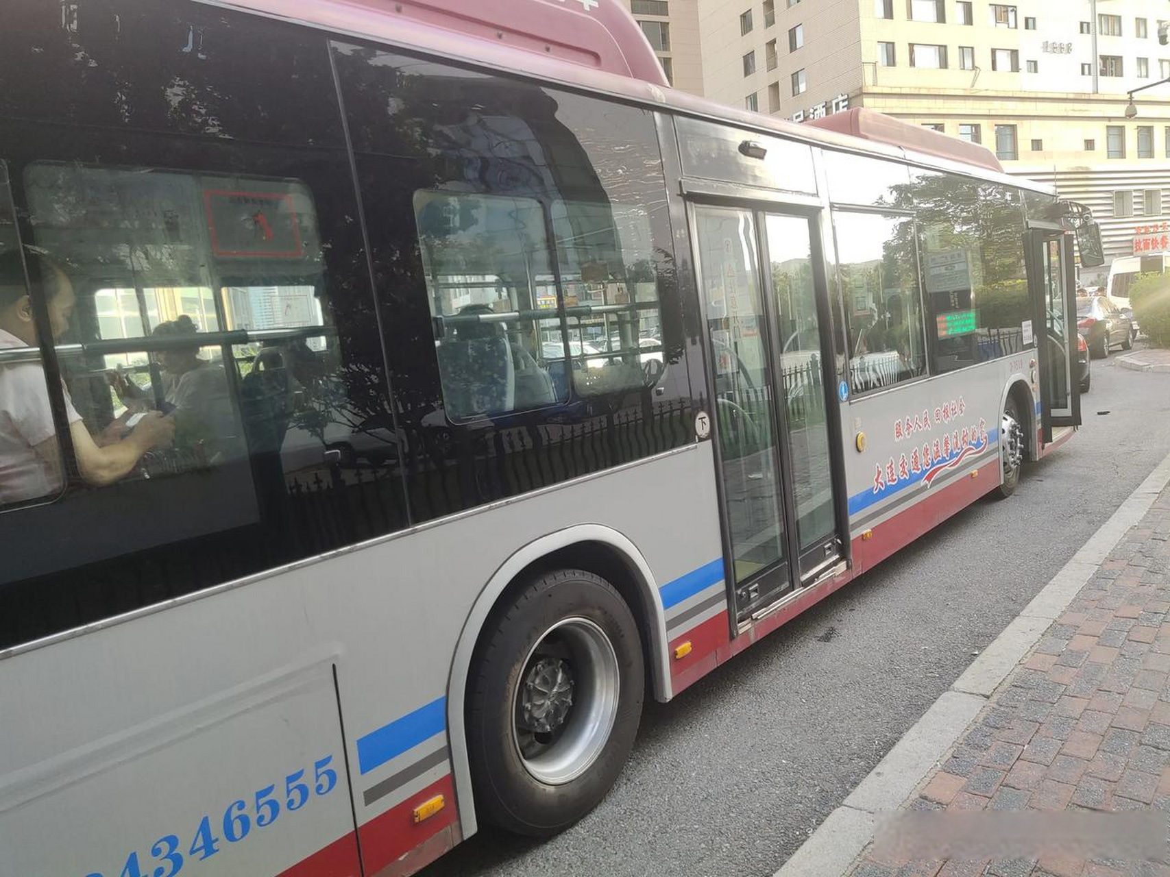 今天,本人依然坐18路倒406路回百合,我感觉虽然来大连旅游的游人依然