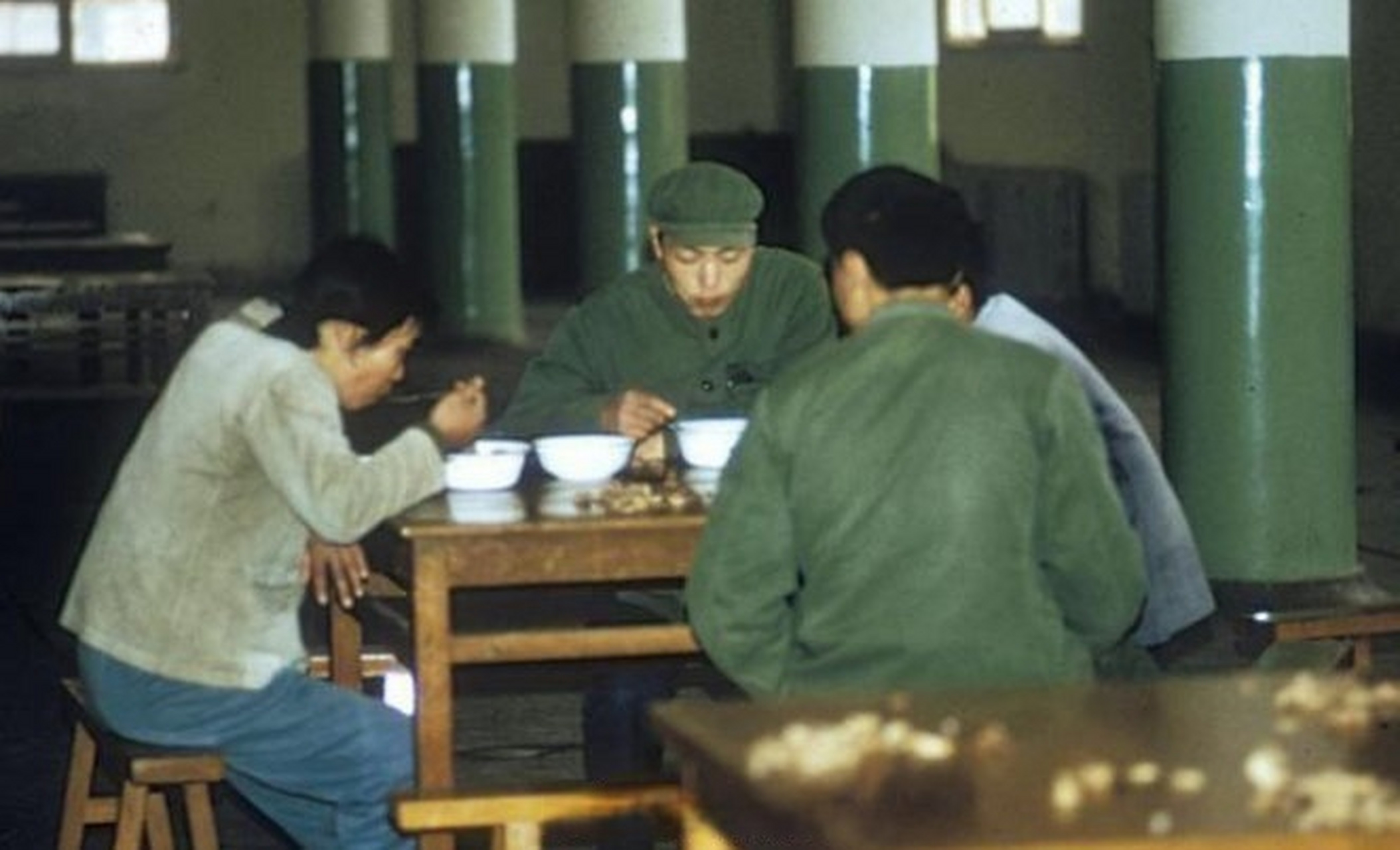 这是一组1972年的北京老照片,老北京人的生活写实.