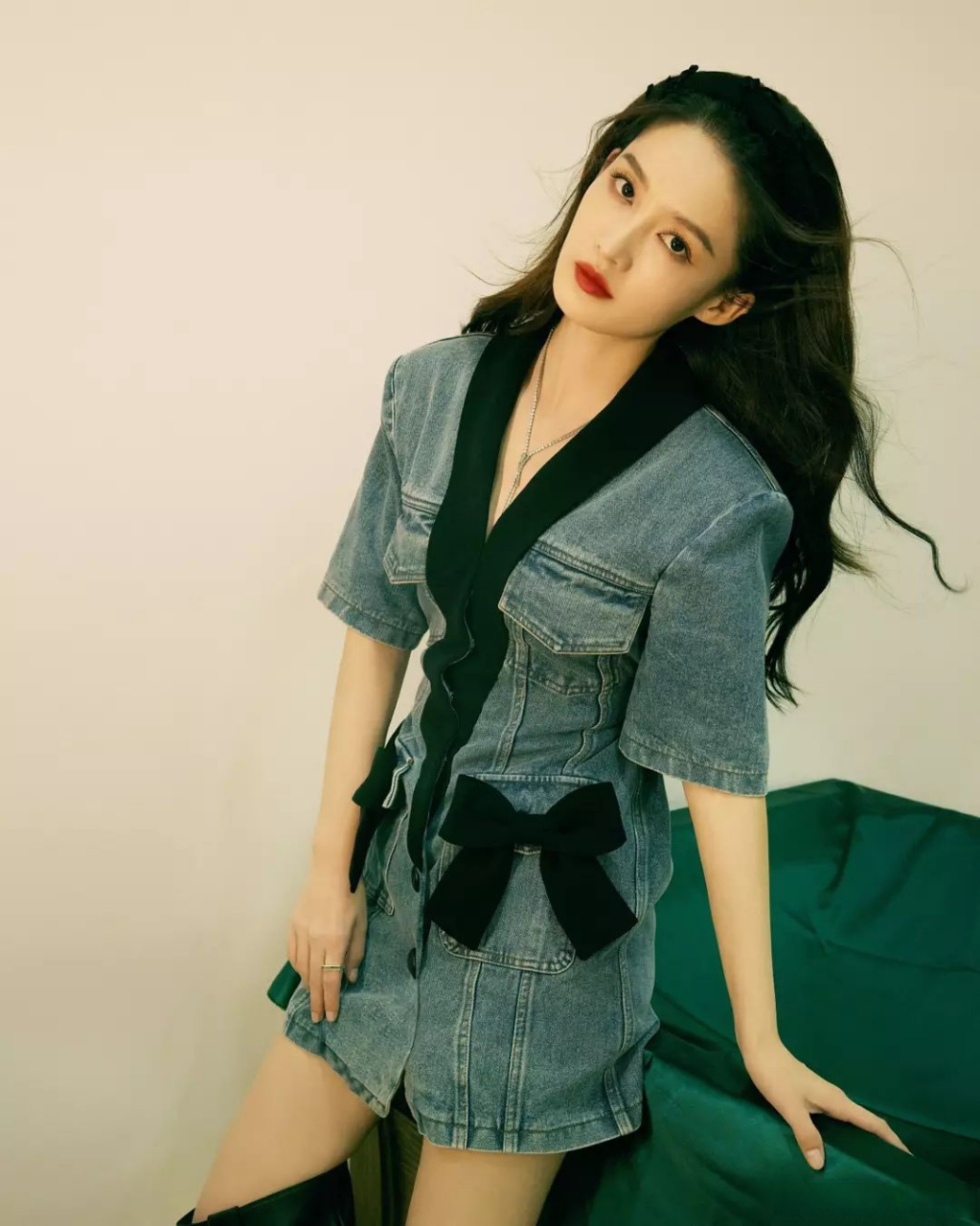 李沁# 牛仔裙写真,性感迷人!