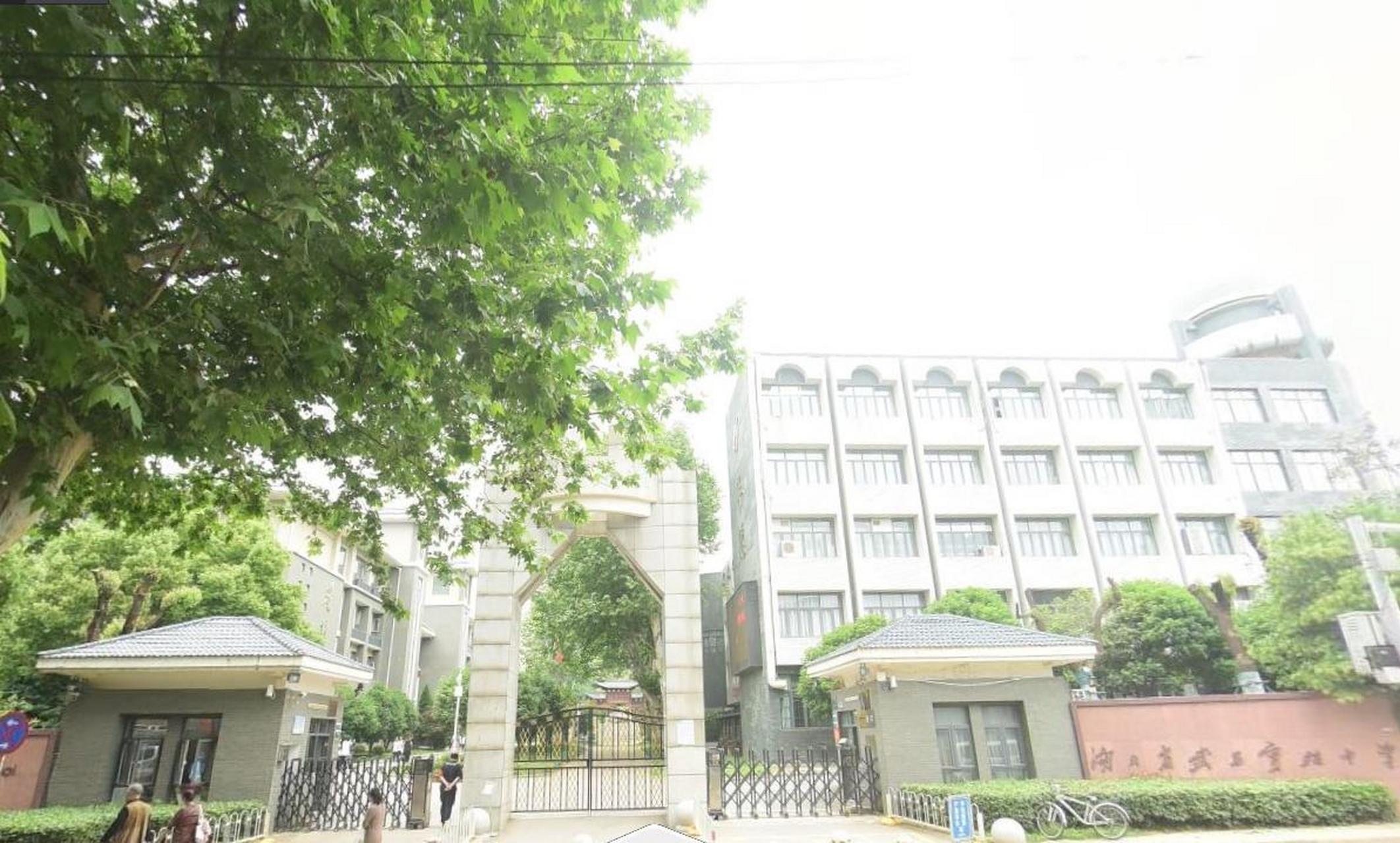 湖北省实验中学位于湖北省武汉市武昌区火炬路48号,武汉地铁5号线