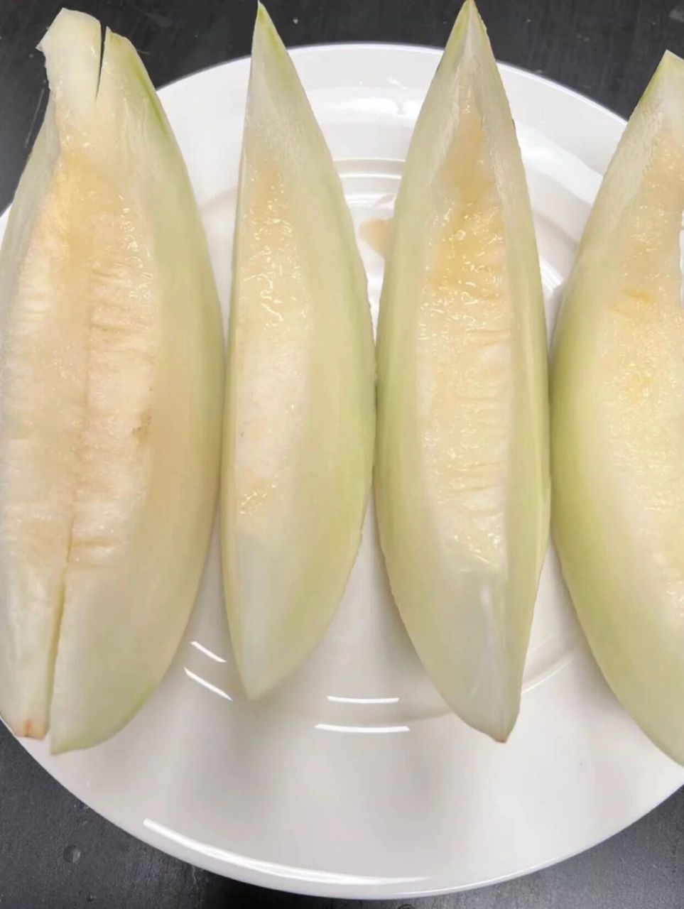 北京新发地的月露蜜瓜90 超薄的果皮,切开后是青绿青绿的果肉,甜度