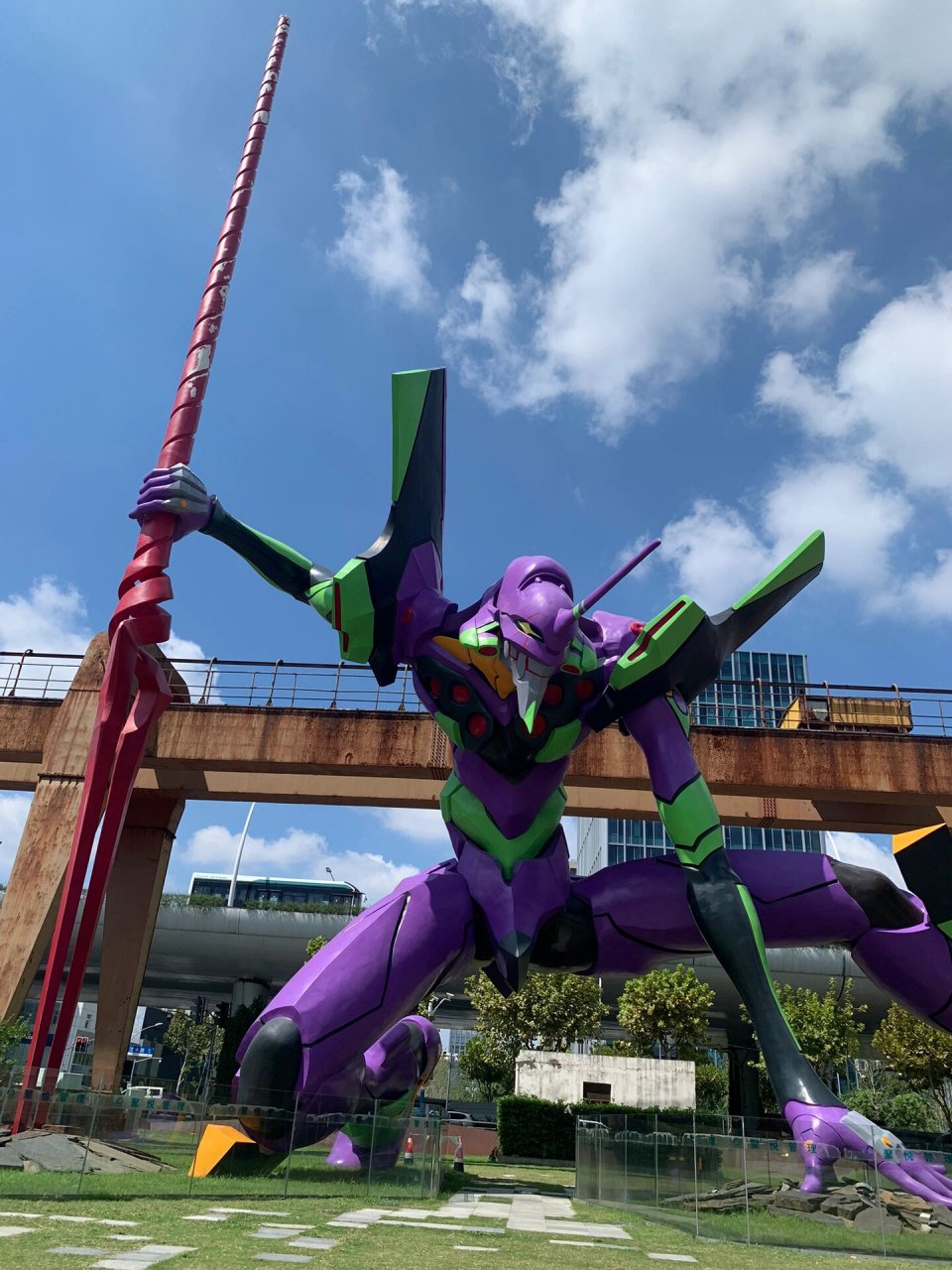 紫螳螂? 不好意思标题党了 来打卡上海eva初号机雕像