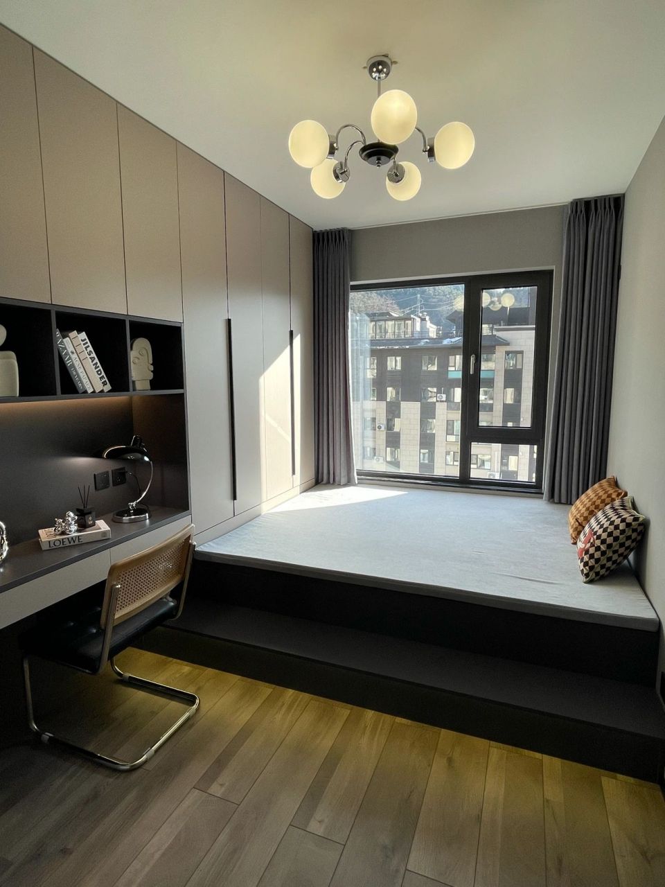 极简塌塌米干货详解|附窗帘安装图 我家榻榻米的灯换了三次了棚都被我