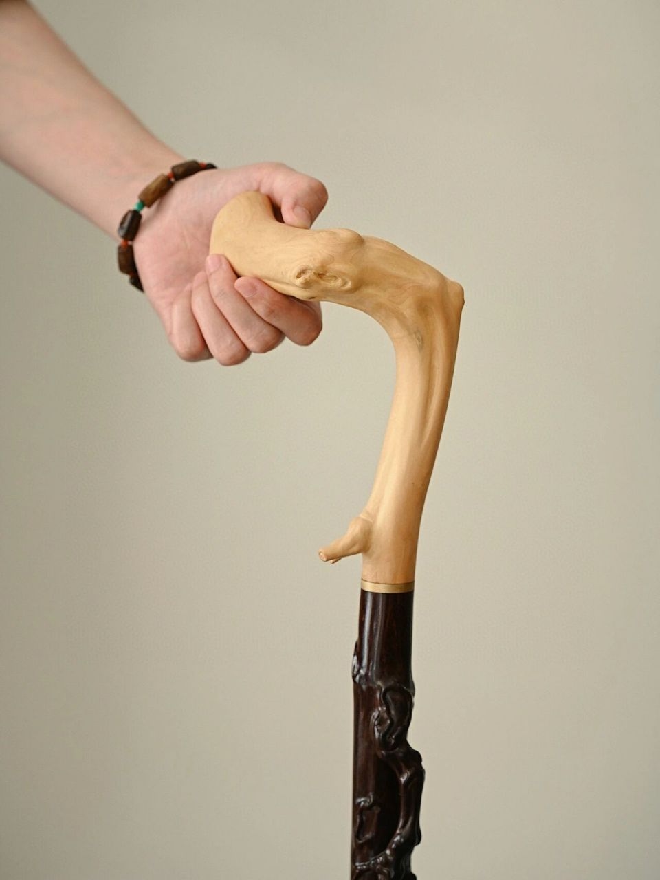 紫檀x黄杨木"文风"拐杖 老料制作,杖首黄杨木天然形态似木根盘曲,雕刻