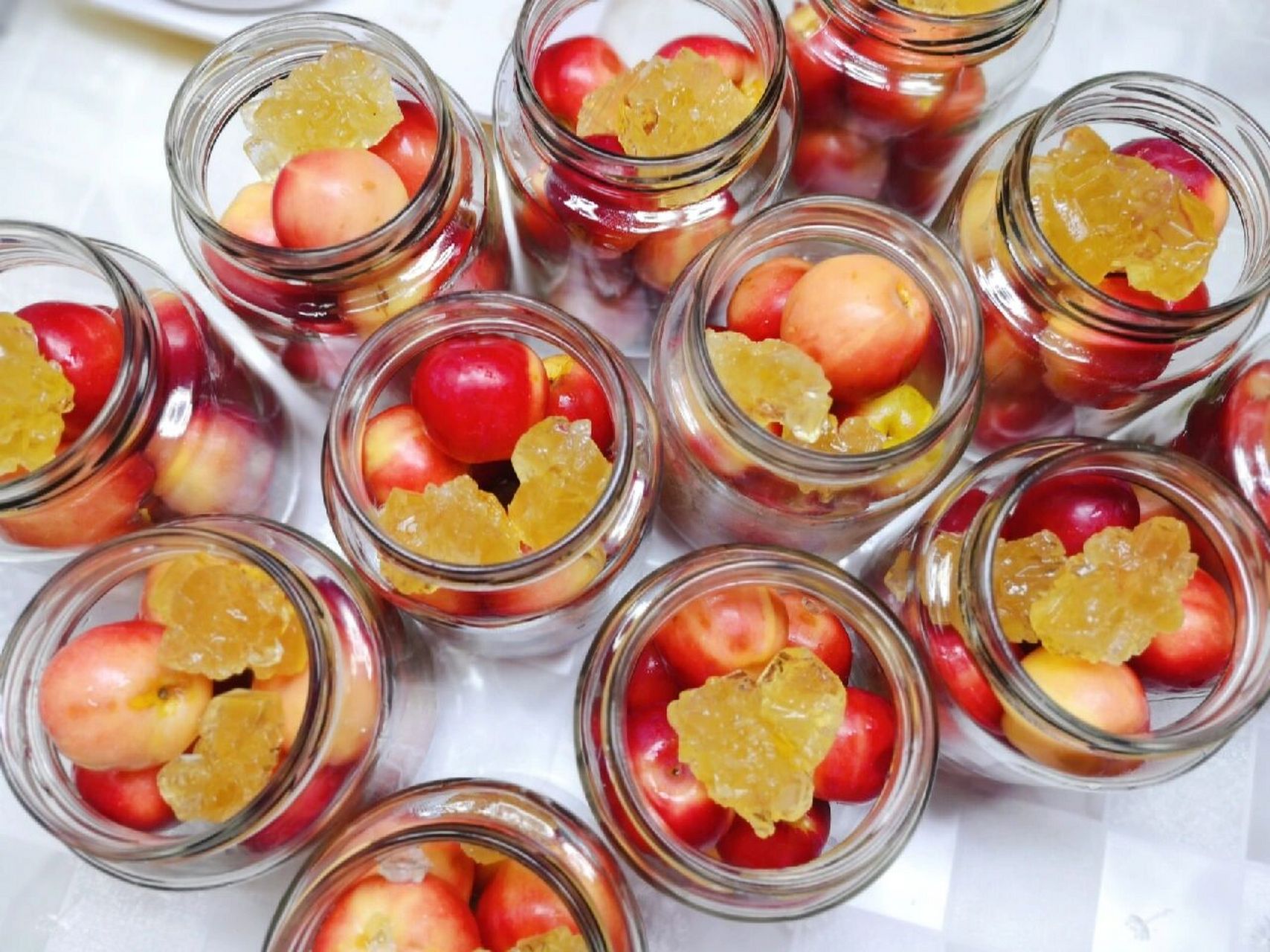 67沙果洗好,空罐头瓶热水煮来杀菌.