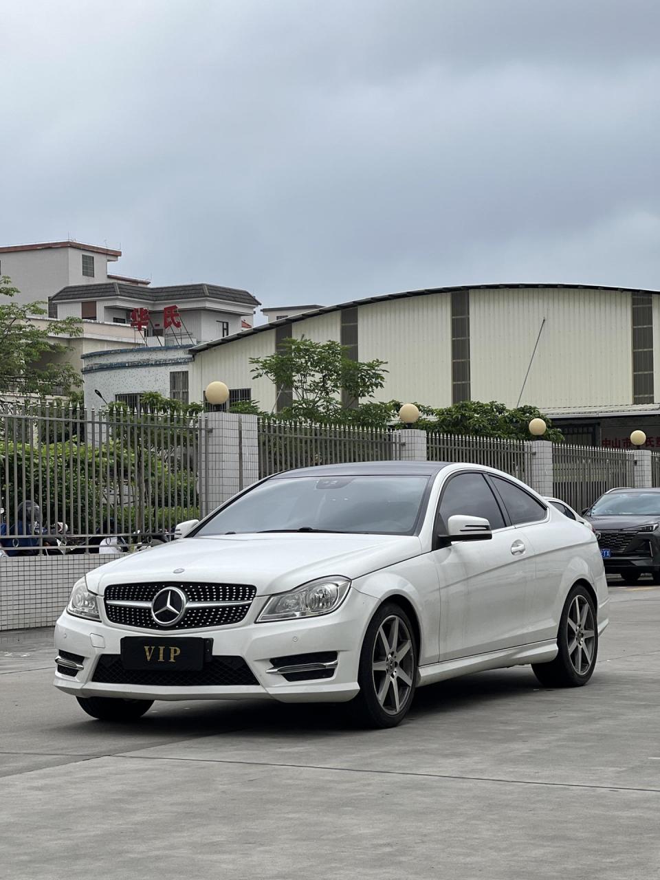 98万(首付7千),2013年11月上牌 13款奔驰c180双门轿跑,手自一体,换挡