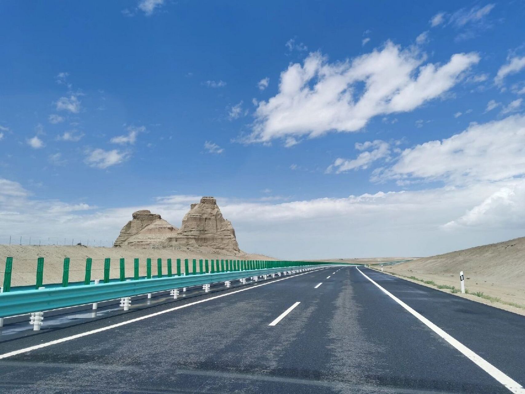 day2新疆之旅 | s21沙漠公路 五彩滩 今天景点主要是s21公路沿途风景