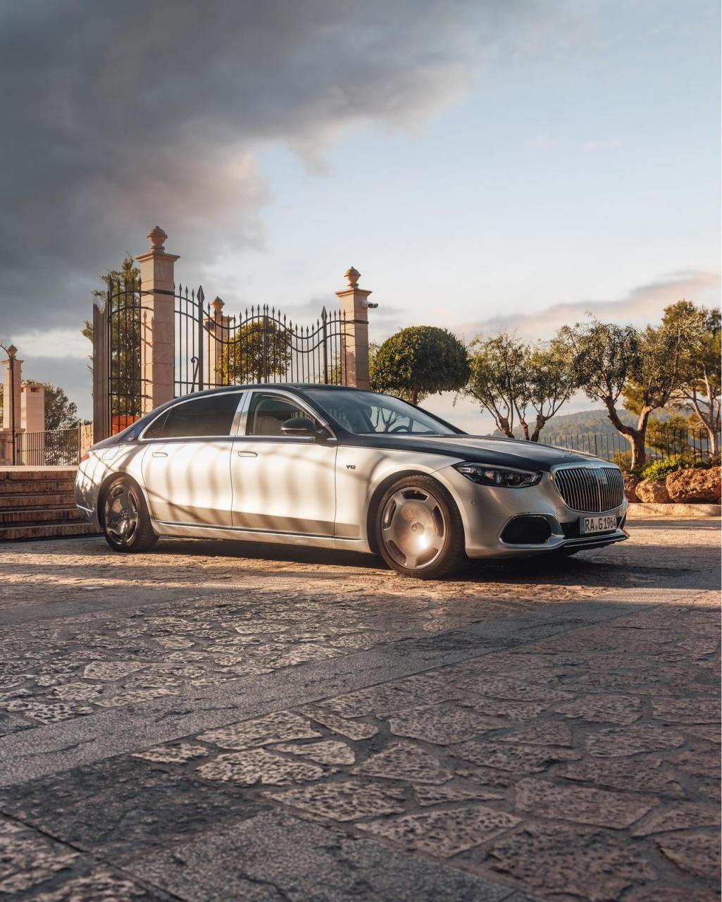 迈巴赫s680 直瀑式格栅与双色车身回归,奢华感升级, 配备84颗led灯泡