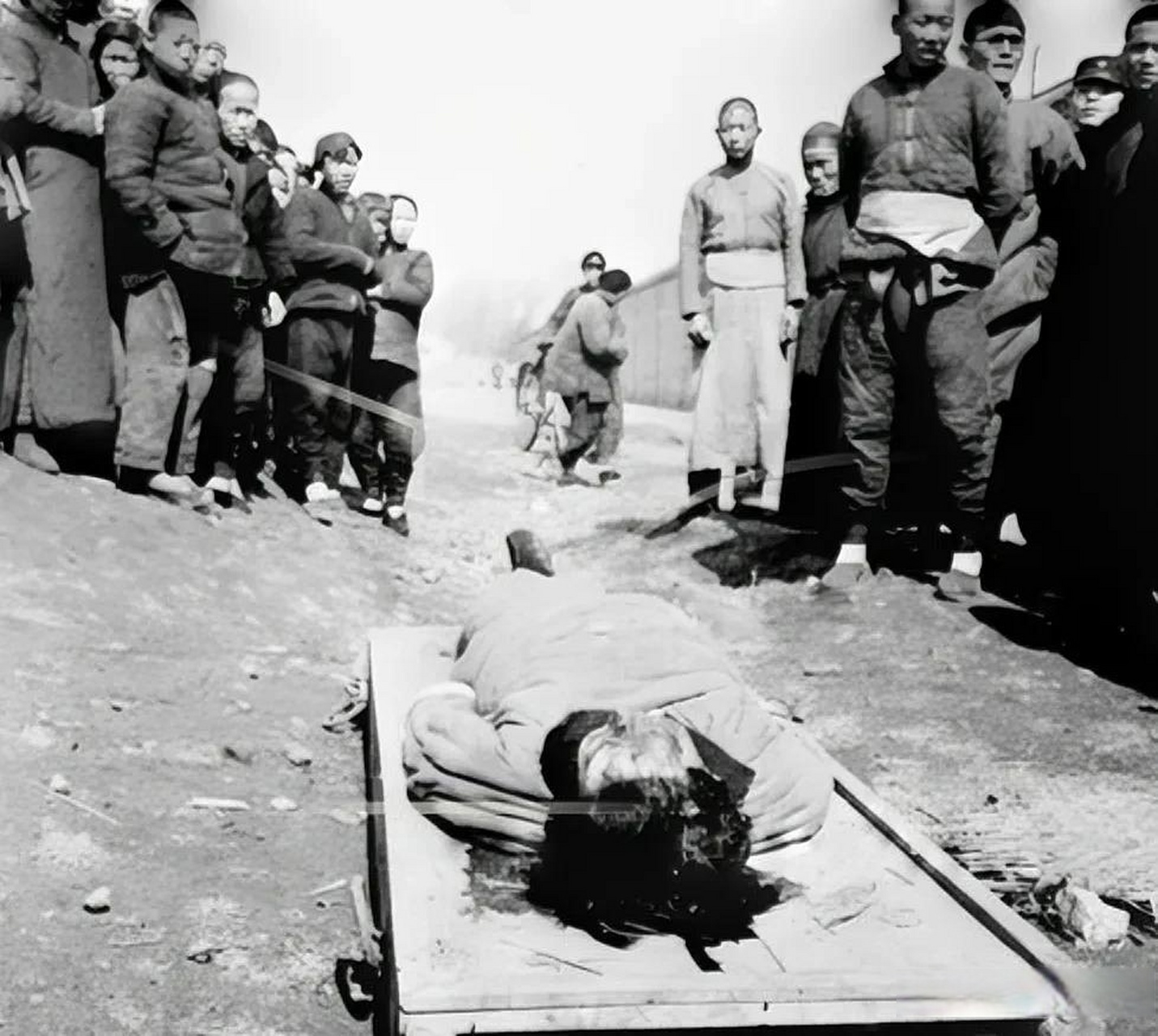 1948年,金碧辉(川岛芳子)被判叛国罪,被当众枪决,法医验明正身.