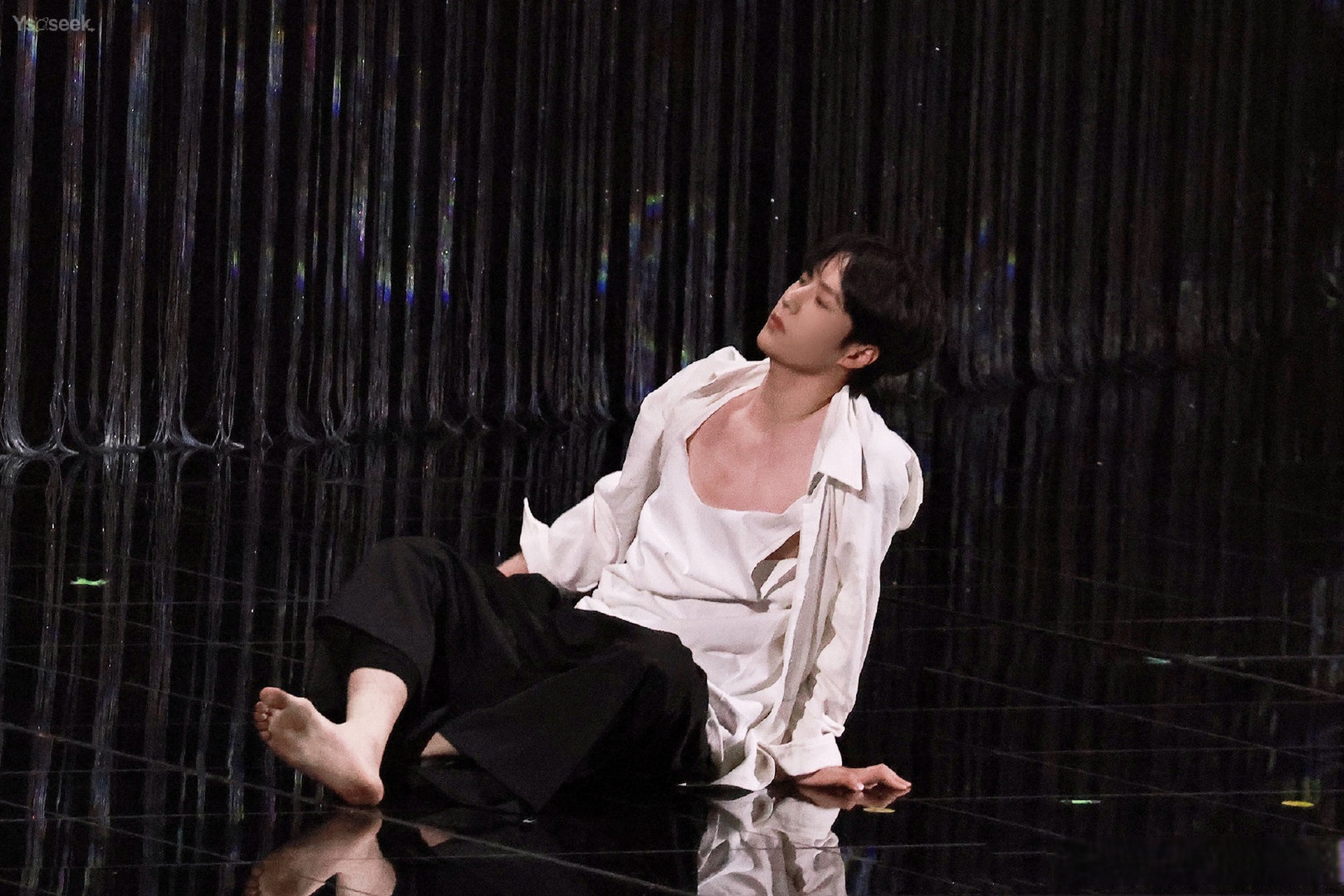 王一博跳舞好拼 ,受伤了还呈现出这么好看的舞台,你可以永远相信王