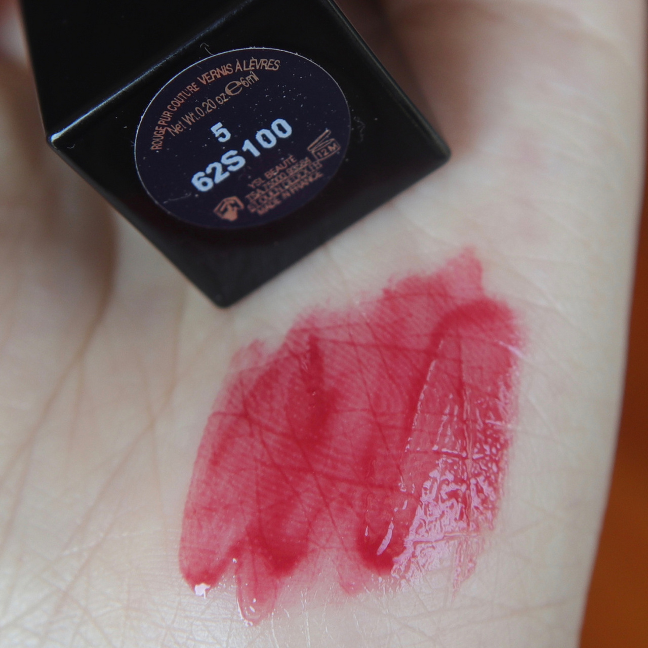 圣罗兰ysl金管唇釉05 氧化后红色调多一点,所以会比刚上嘴好看一小