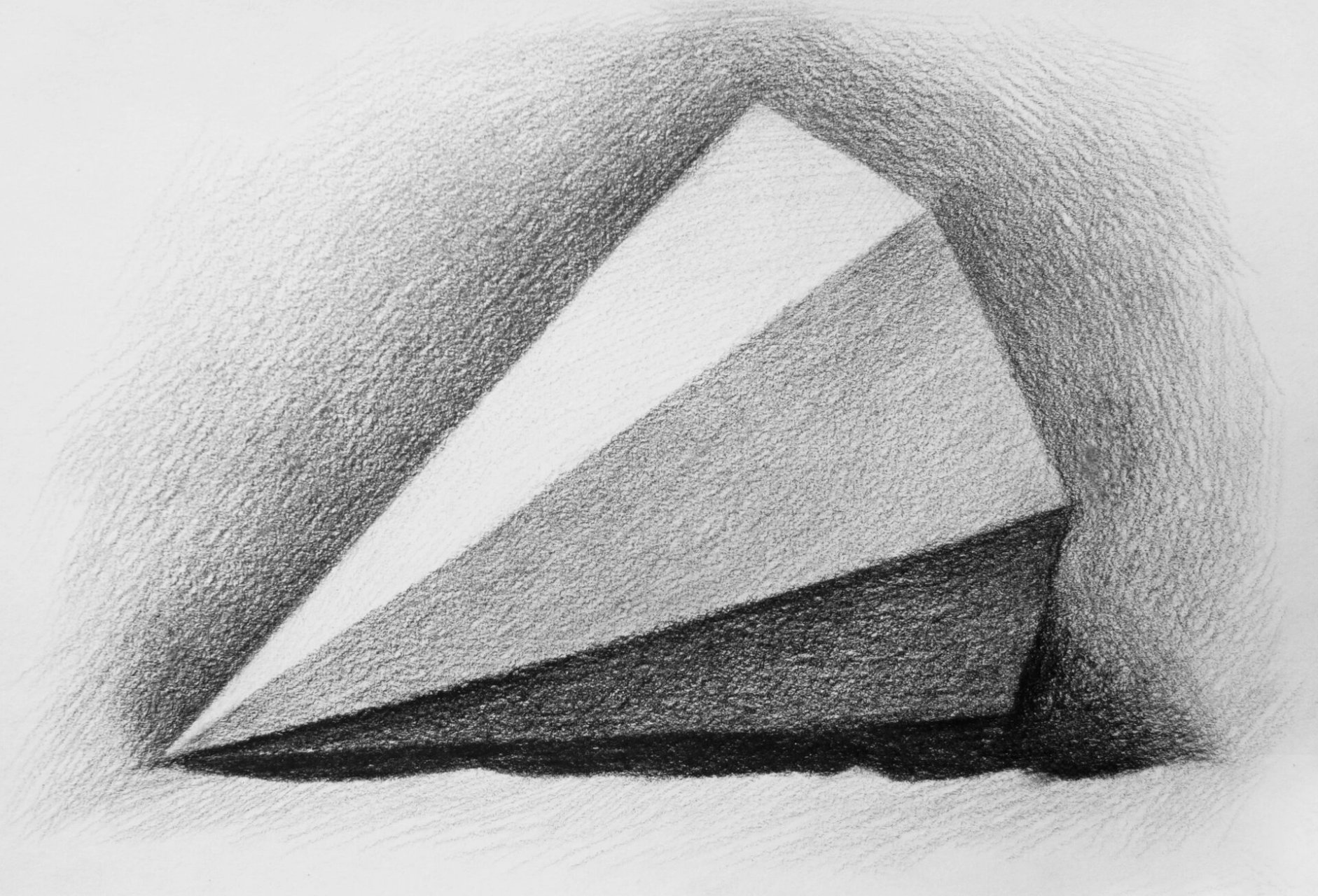 素描六棱锥步骤(图文) 六棱锥由六个侧面和一个底面构成,侧面为六个