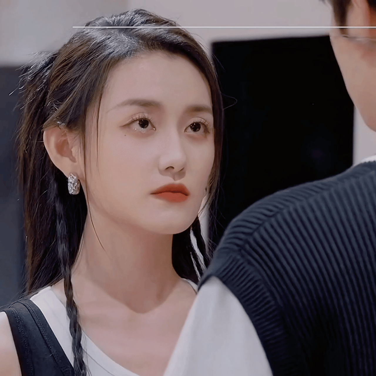 《一拍即合的我们》里对视游戏蒋依依落泪,余承恩下意识的反应是抬手