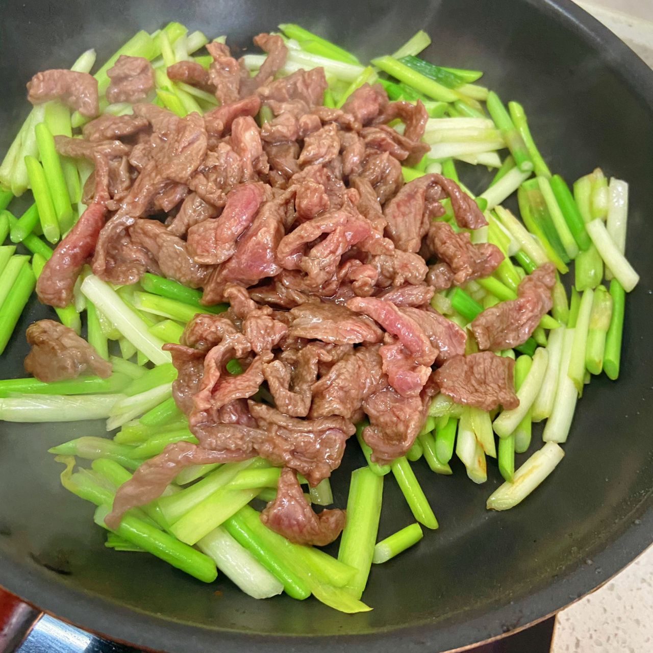 家常菜(1)韭黃蒜薹炒牛肉 做法: 牛肉切片後加入薑絲,料酒,生抽,蠔油