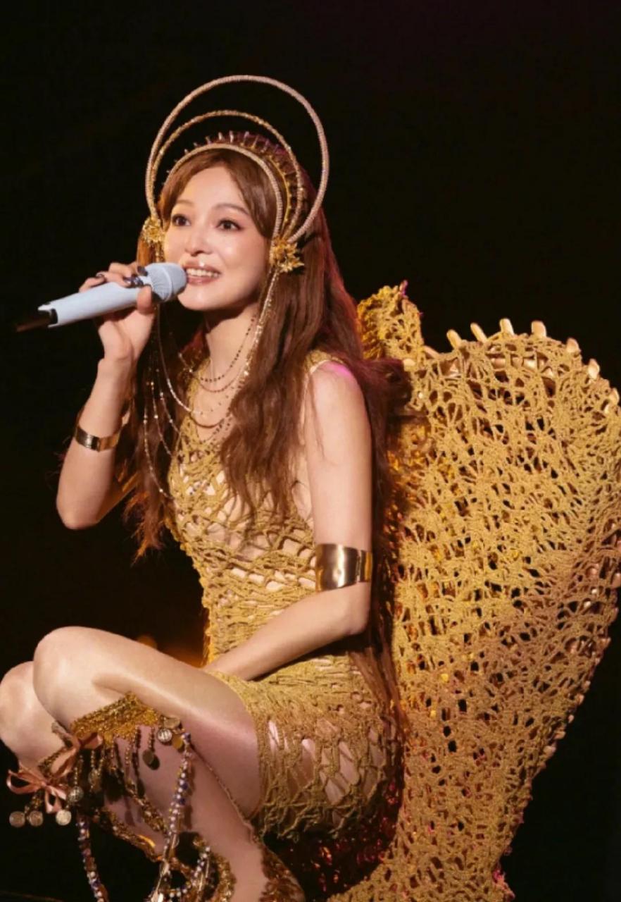 看了张韶涵最新演唱会的照片,造型很惊艳,夸张又很适合,而且惊喜不断