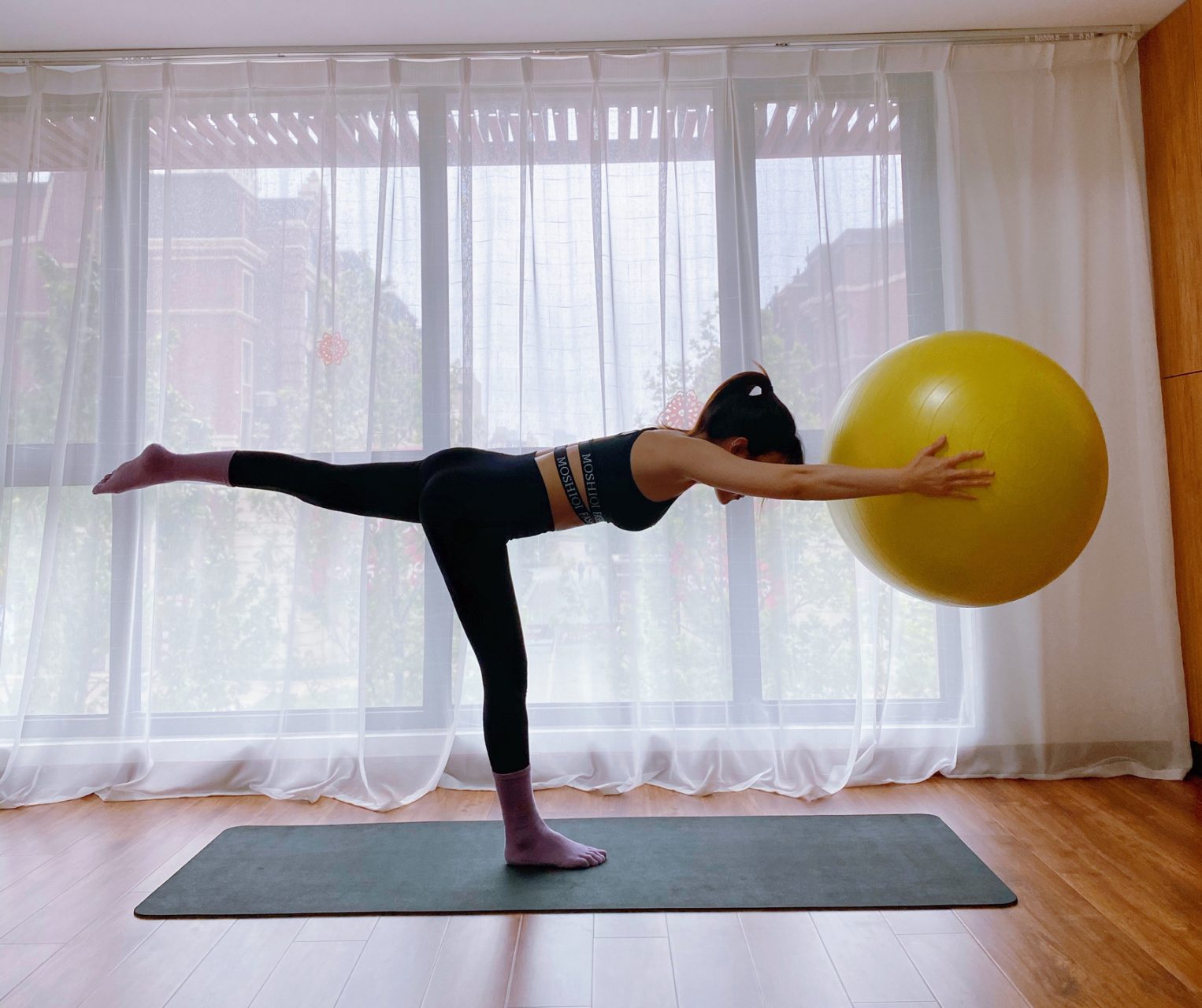 球瑜伽体式照91 瑜伽球是练习中很好的辅助工具,它可以助你强化你的