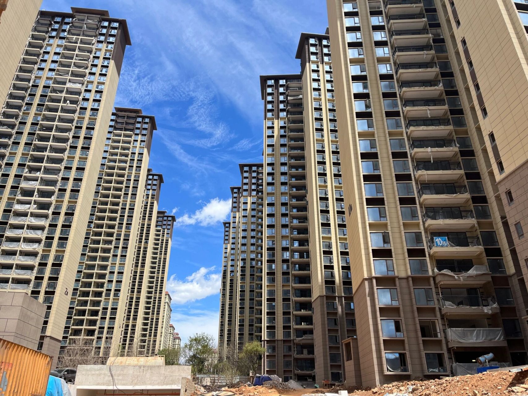 小区一共10栋楼,每栋楼层的总高不一样,有28层,29层,30层,34层不等