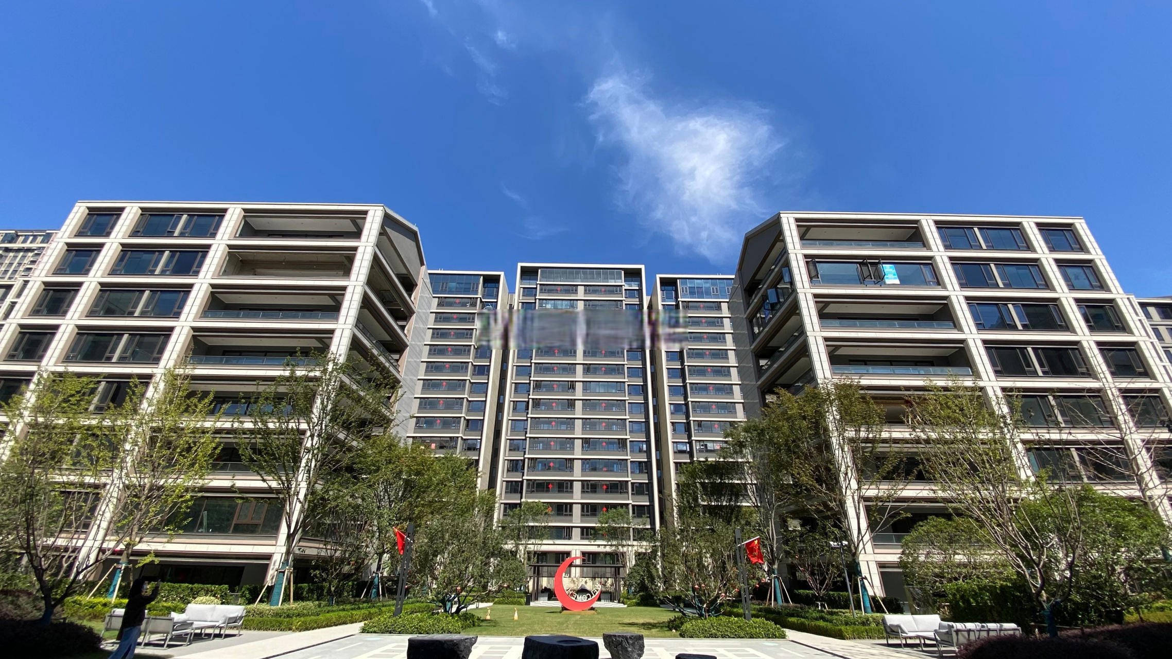 227平米,8层真洋房,总共只有14套房源,1层1户,l形超大阳台,融创滨湖印