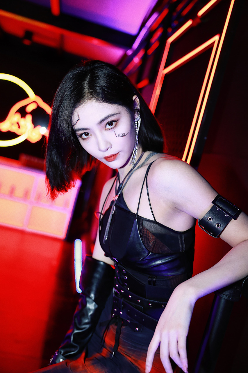 许佳琪短发黑色魅力穿搭,解锁更好的自己