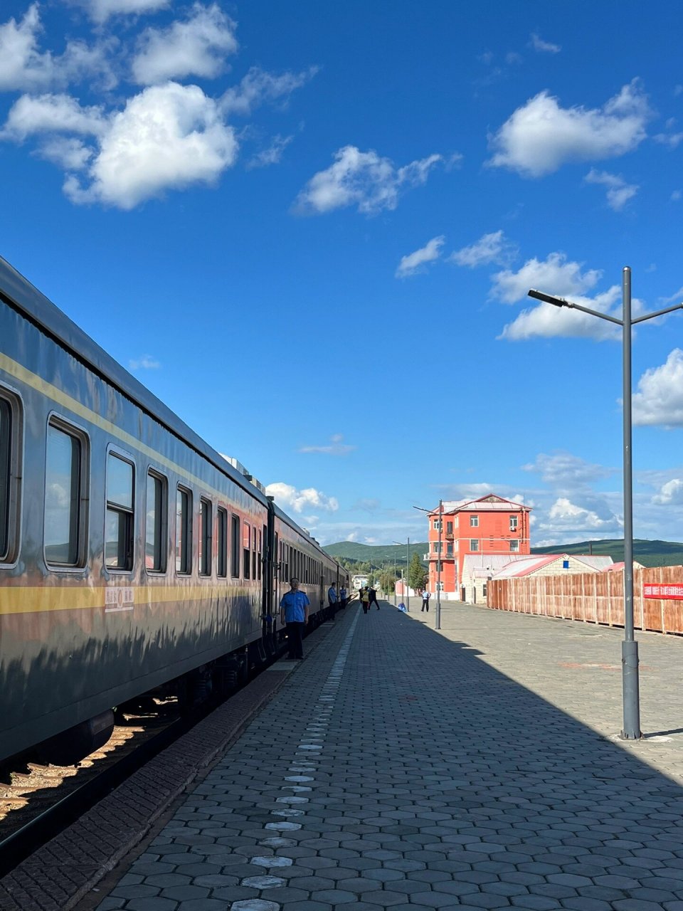 坐绿皮火车穿越大兴安岭|伊图里河镇 伊图里河镇分为伊东伊西两部分