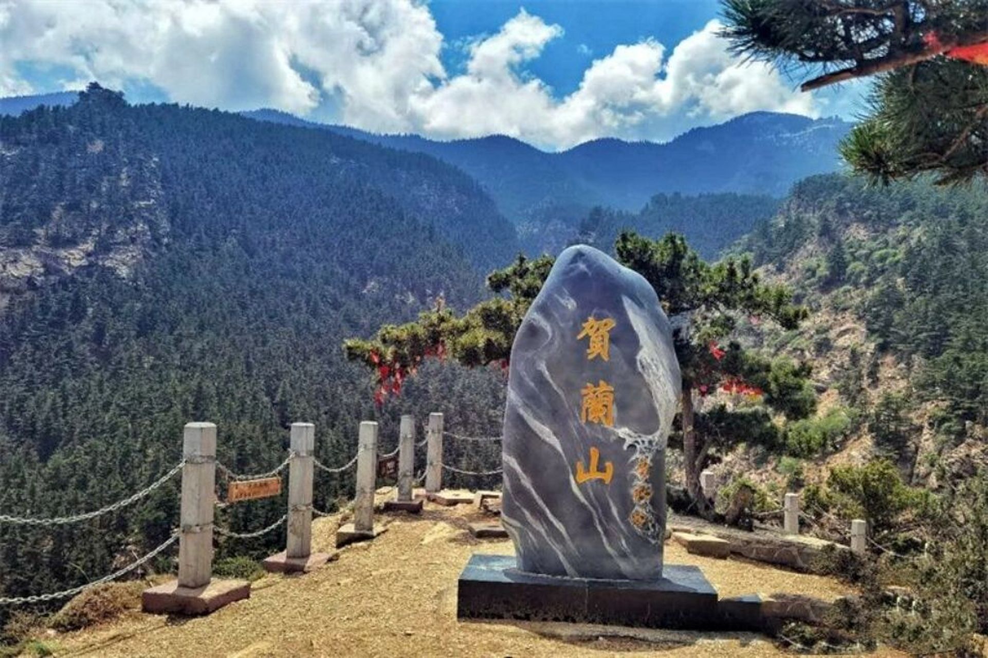 宁夏著名的生态旅游景区,贺兰山国家森林公园地处宁夏首府银川市近郊