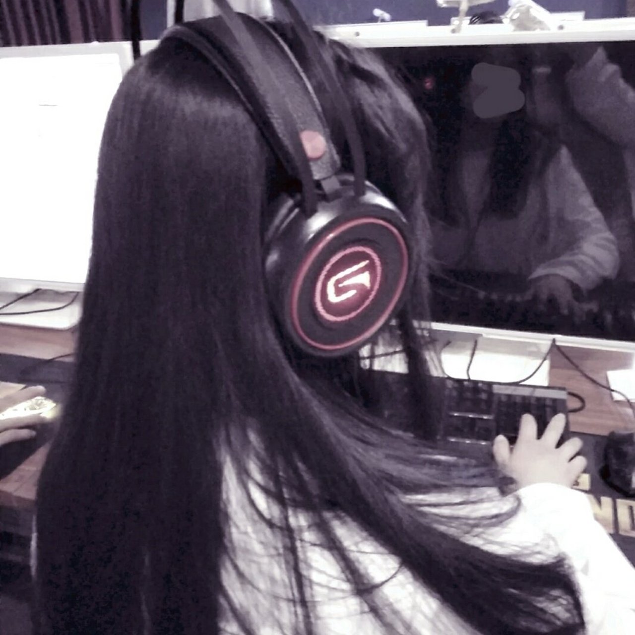 电竞女头像.像极了你在网吧里打游戏的影子
