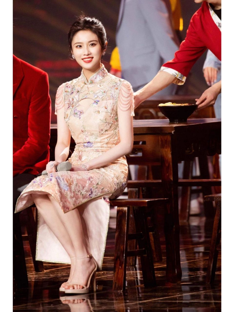 张慧雯 江苏台春晚  两套旗袍都好美!张慧雯的温婉气质好适合爱了爱了