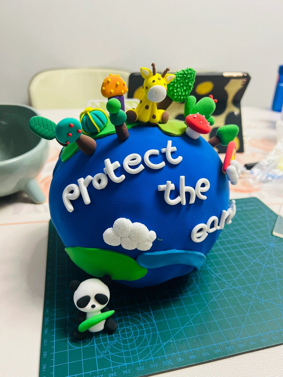 保护地球粘土手工 地球是用废旧塑料袋组成的 喜欢可以找我预定