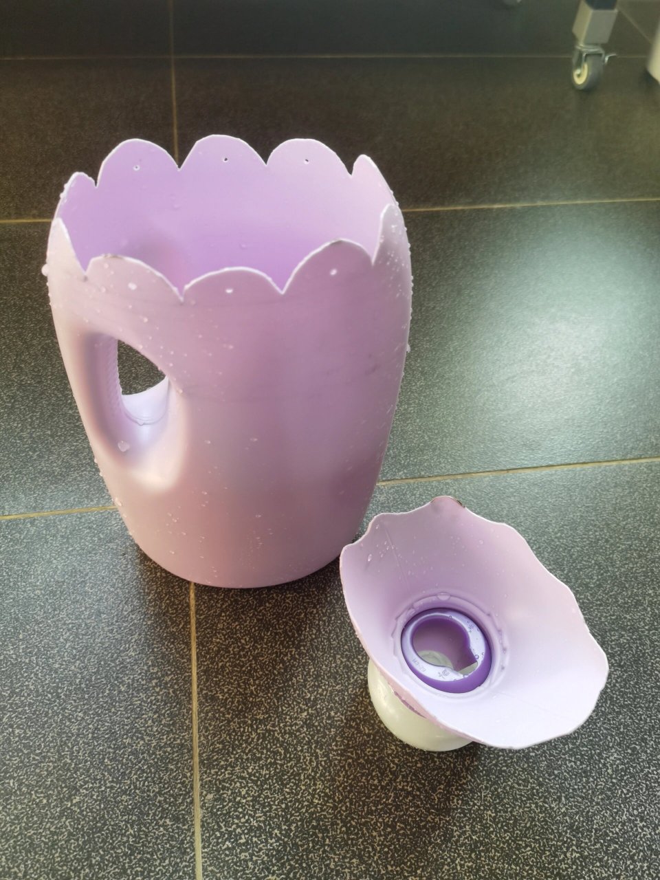 洗衣液瓶子做花瓶 2023-10-1874之前养富贵竹的玻璃花瓶太小了,清洗