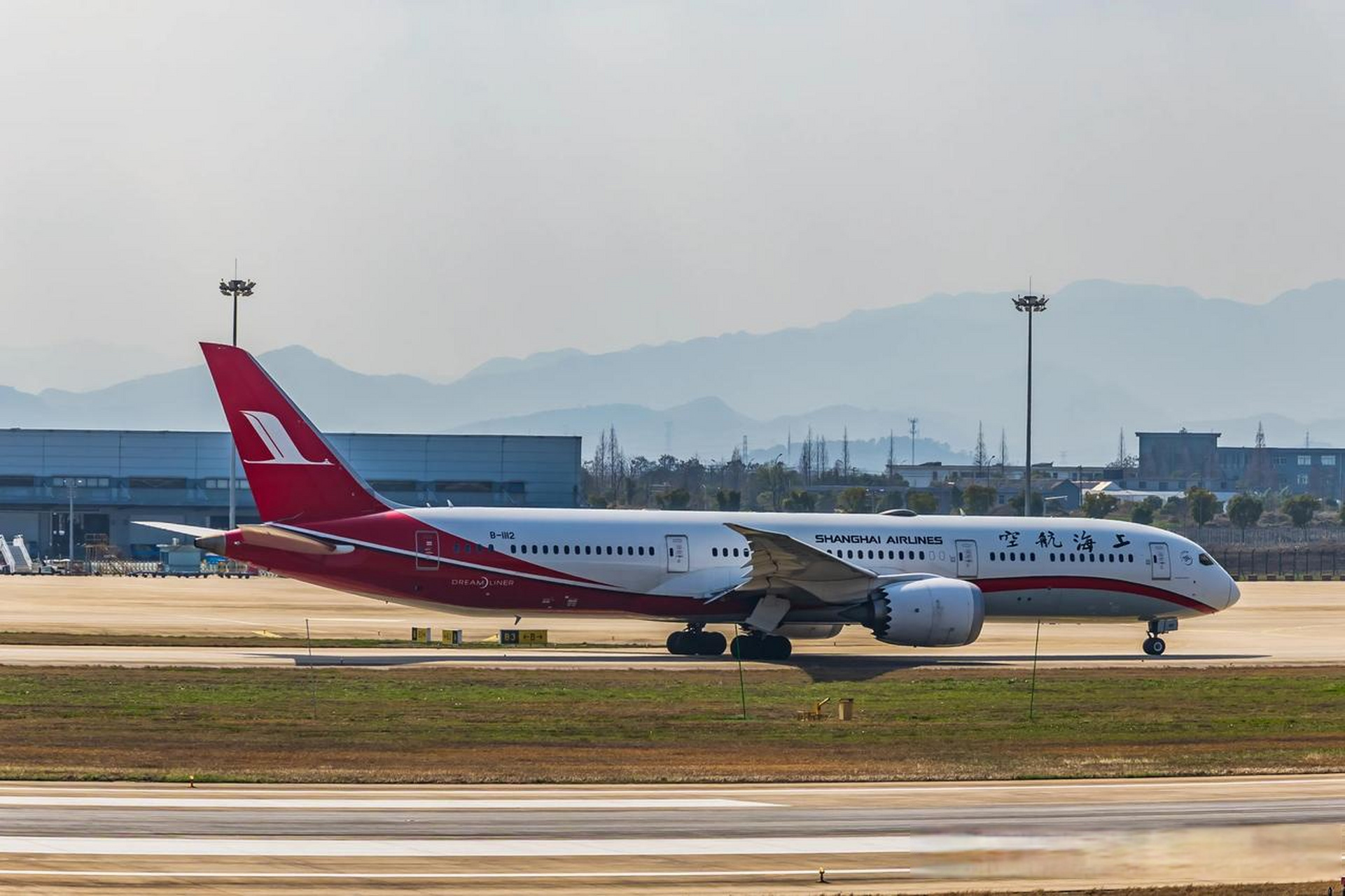 春日生活打卡季宁波栎社国际机场  上海航空梦想客机b787-9,编号b