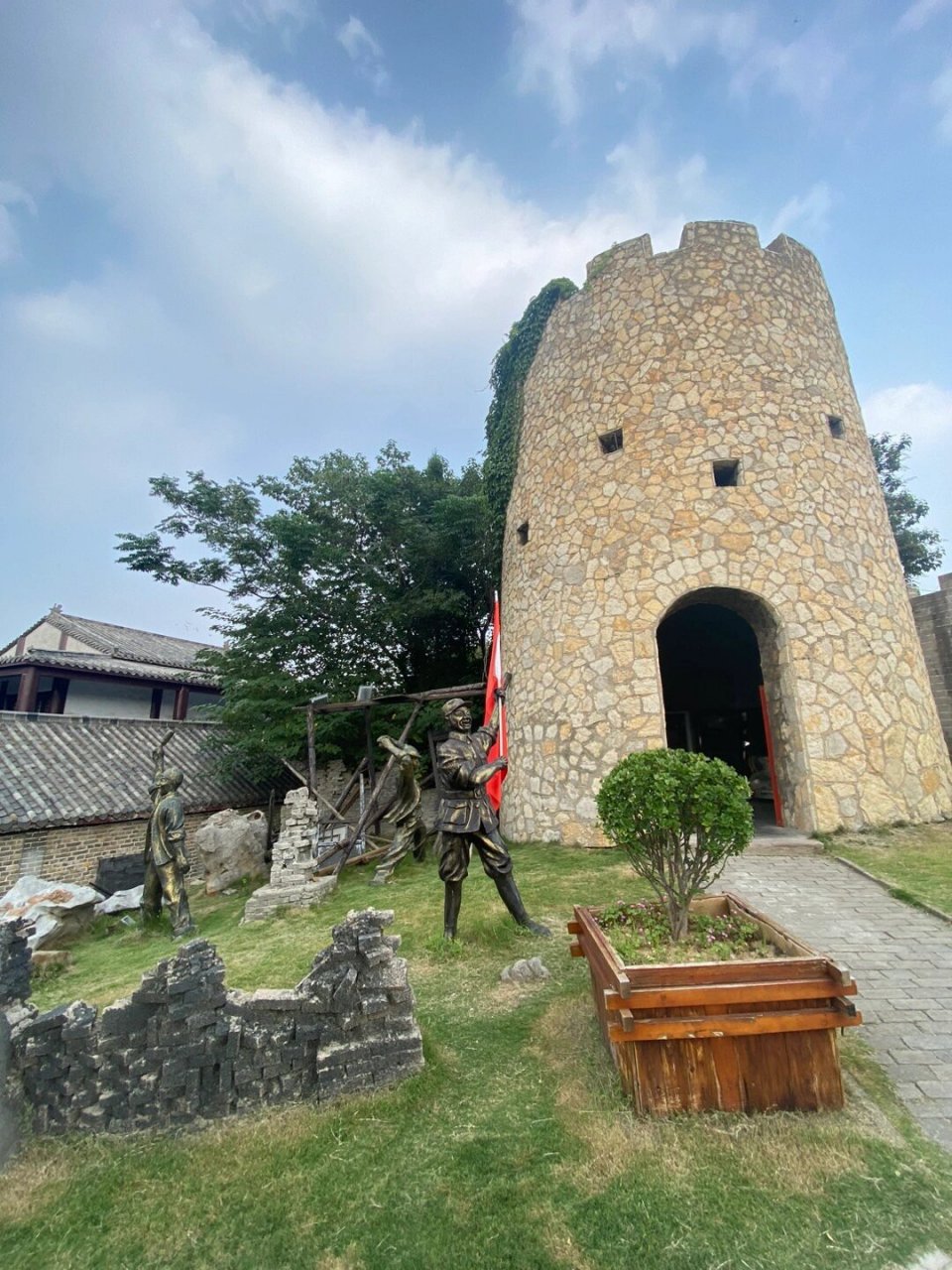 铁道游击队影视城 山东省枣庄市铁道游击队影视城是为纪念中国人民