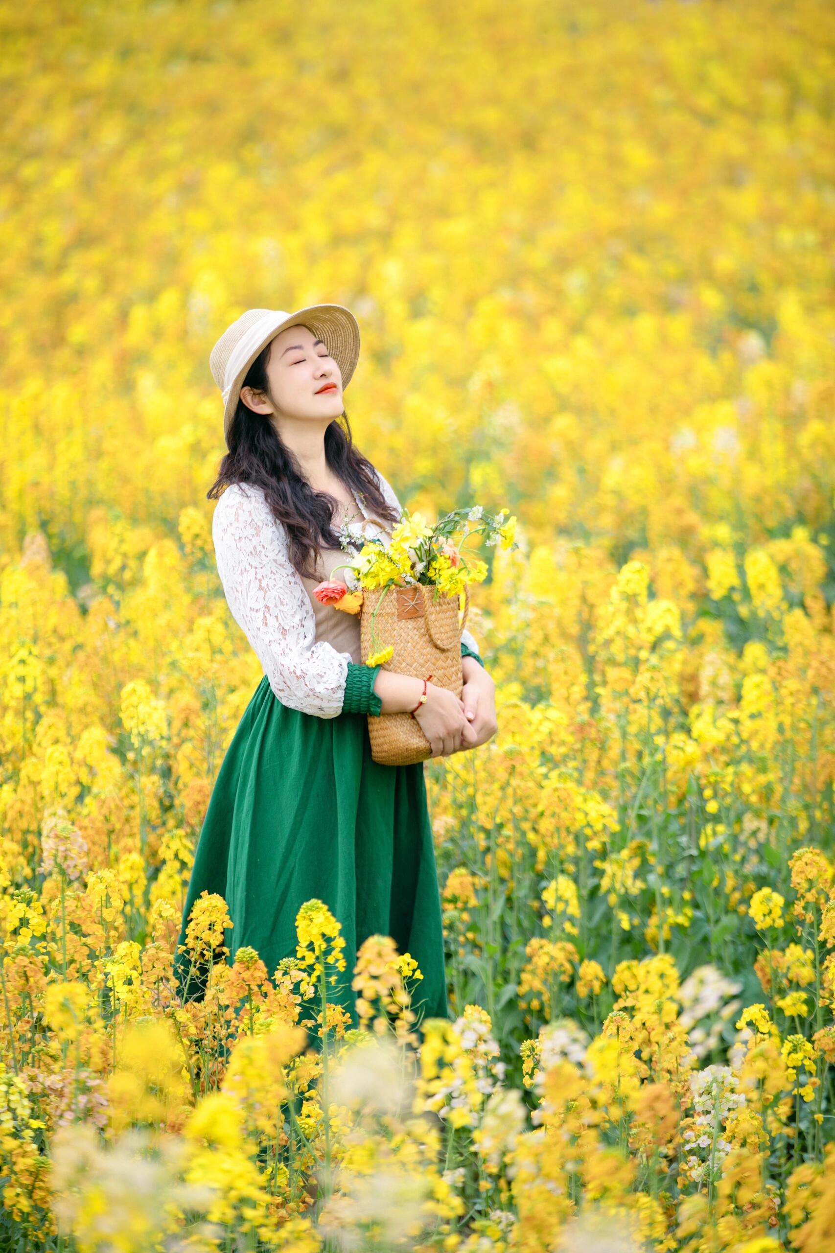 拍摄油菜花的人物照片图片