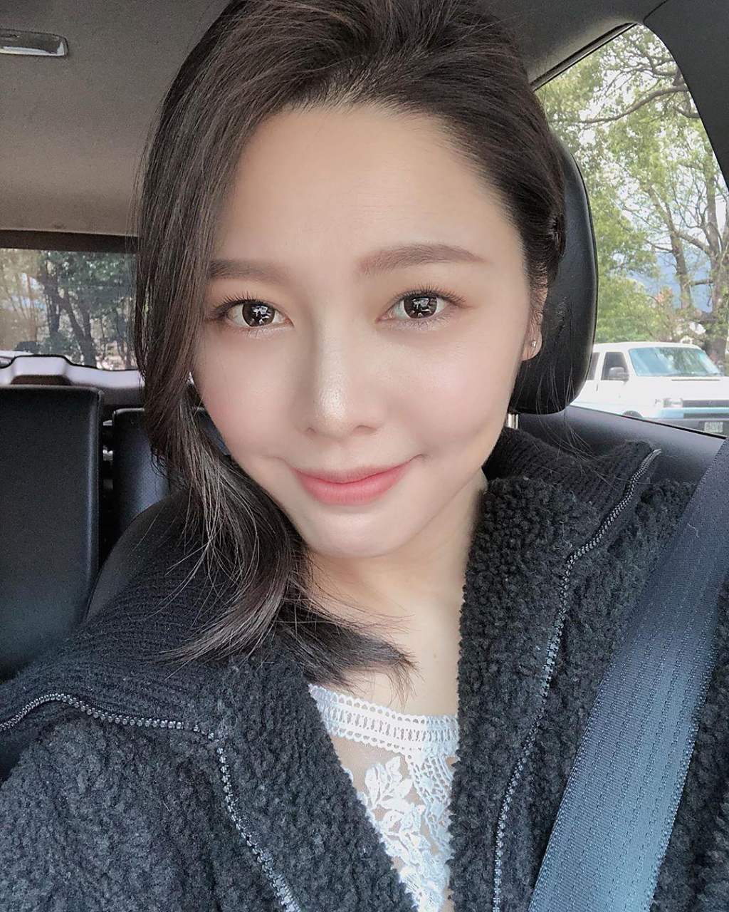 人妻白家绮生活中家居打扮,难掩那浓浓少妇气质.