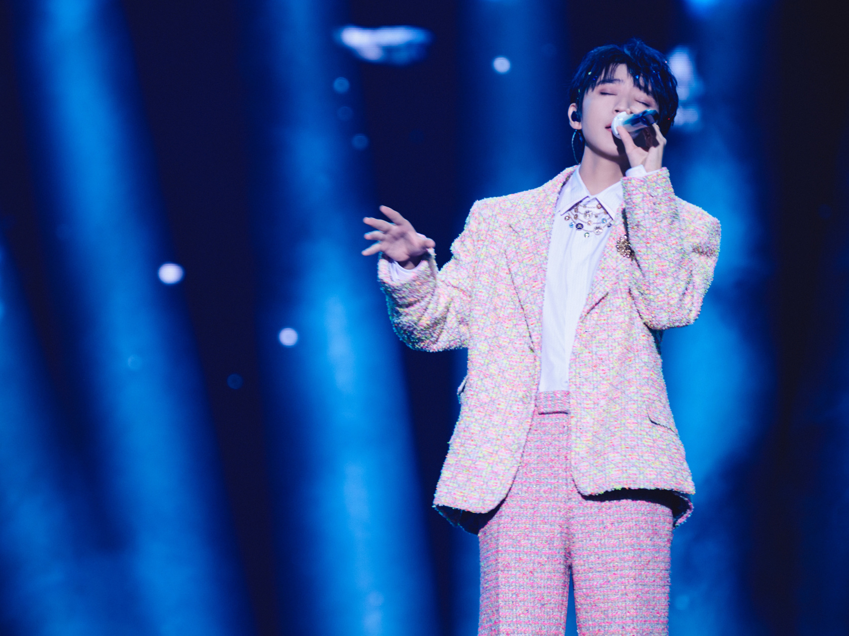 王俊凯#tfboys十年之约演唱会# 星河环绕,坠入满目浩瀚的银河之中,做