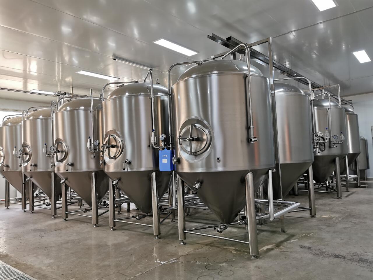 采购一套精酿啤酒设备要多少钱呢?