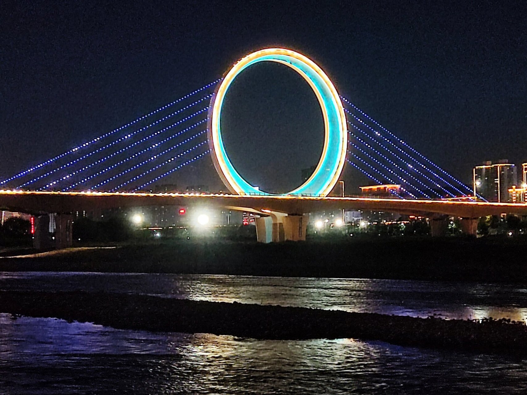 夜色中的宝鸡市团结渭河大桥日月同辉雕塑,色彩斑斓,雄伟壮观,再现了