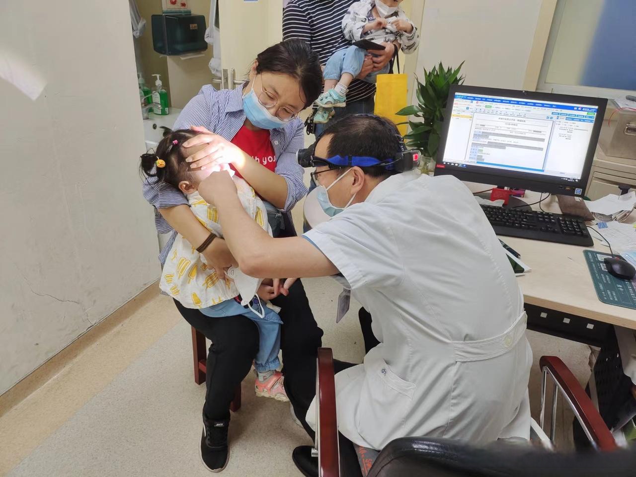 找大夫看病的图片夏天小孩在医院做雾化娃娃在医院的照片小儿检查咽部