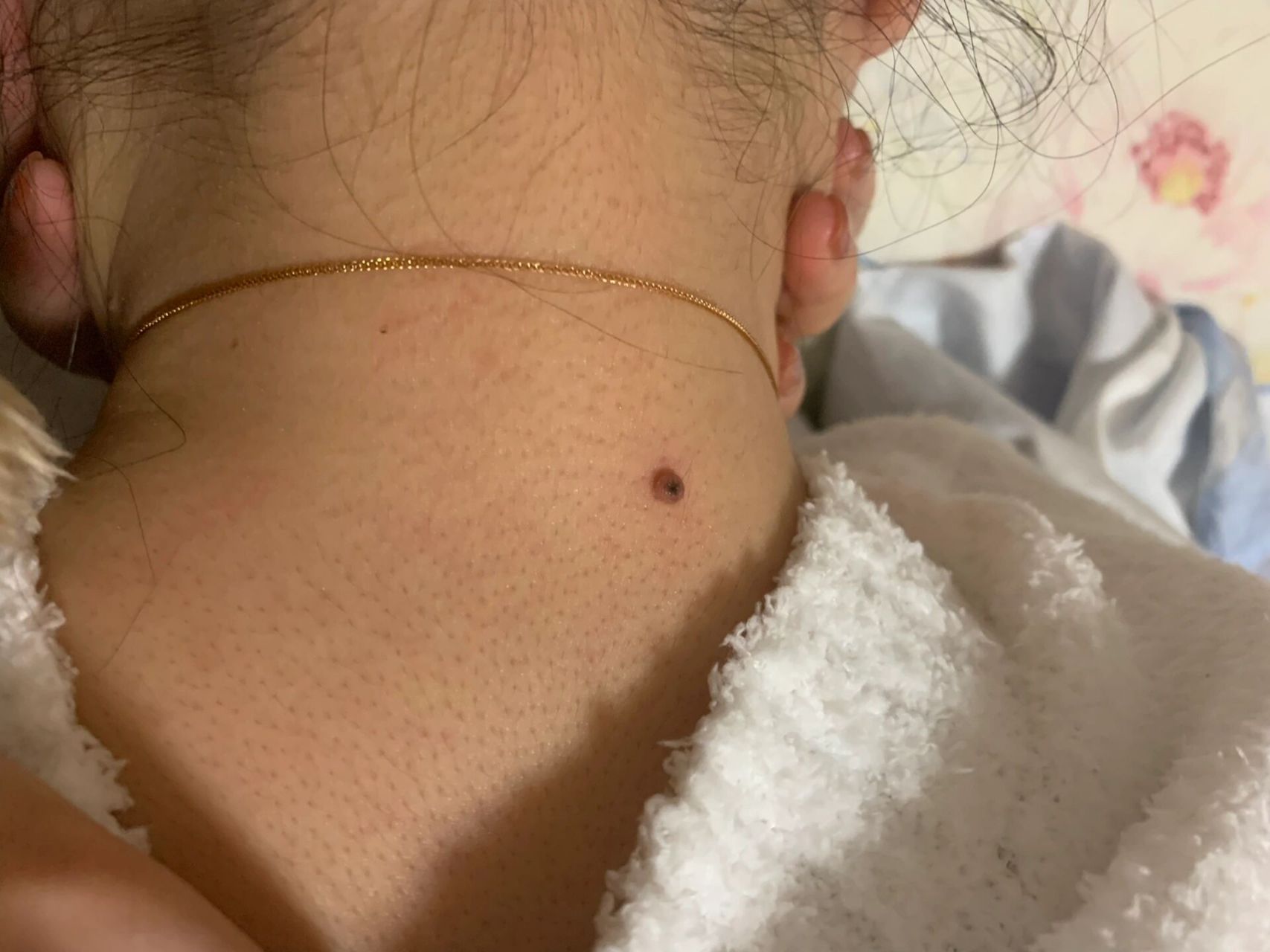 玄学里说这颗痣是苦情痣,也有人说这代表有靠山,是么?