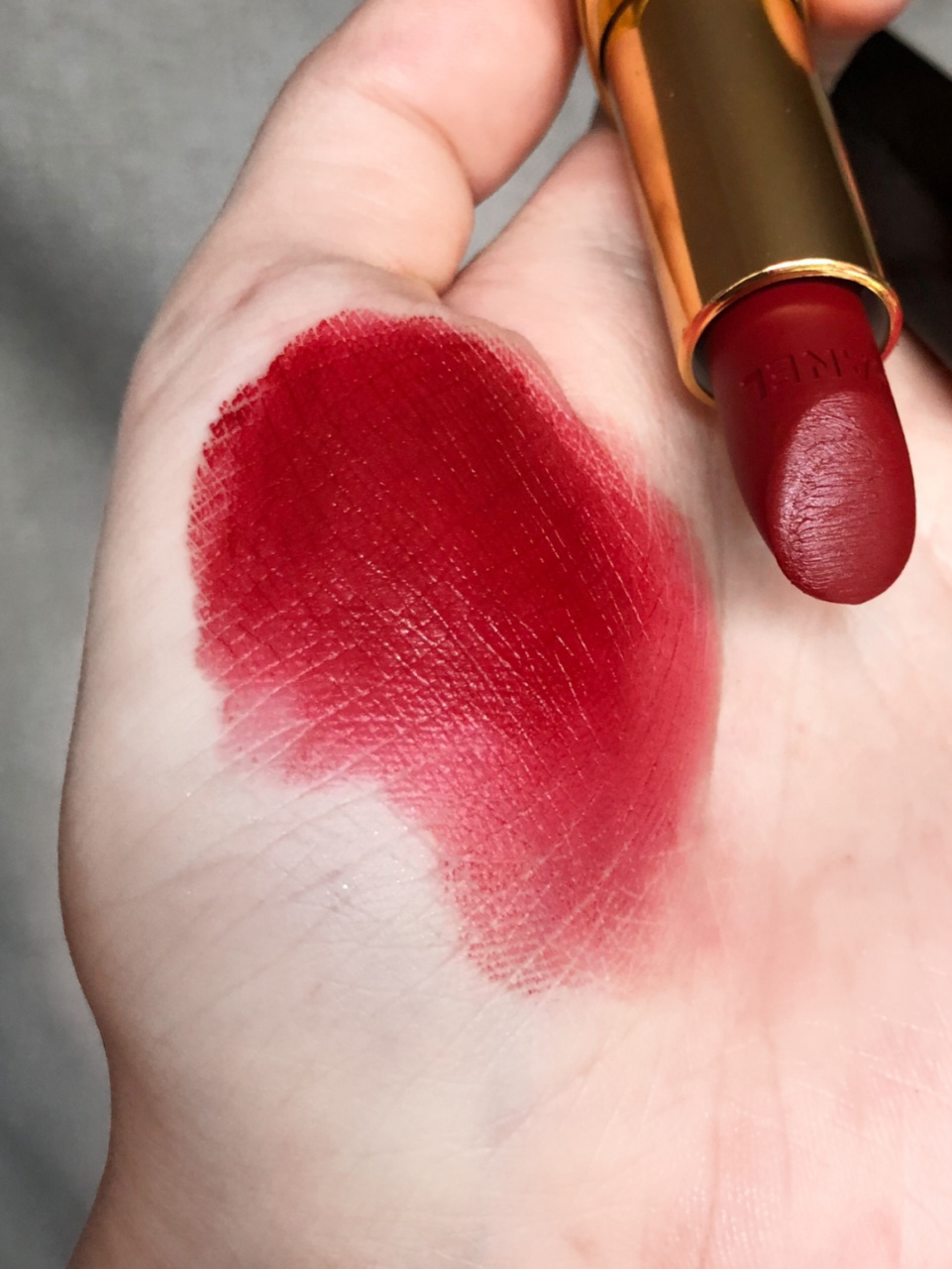 今天po香奶奶的山茶花口红#627 有58的朋友 这支是真的跟58很像 我