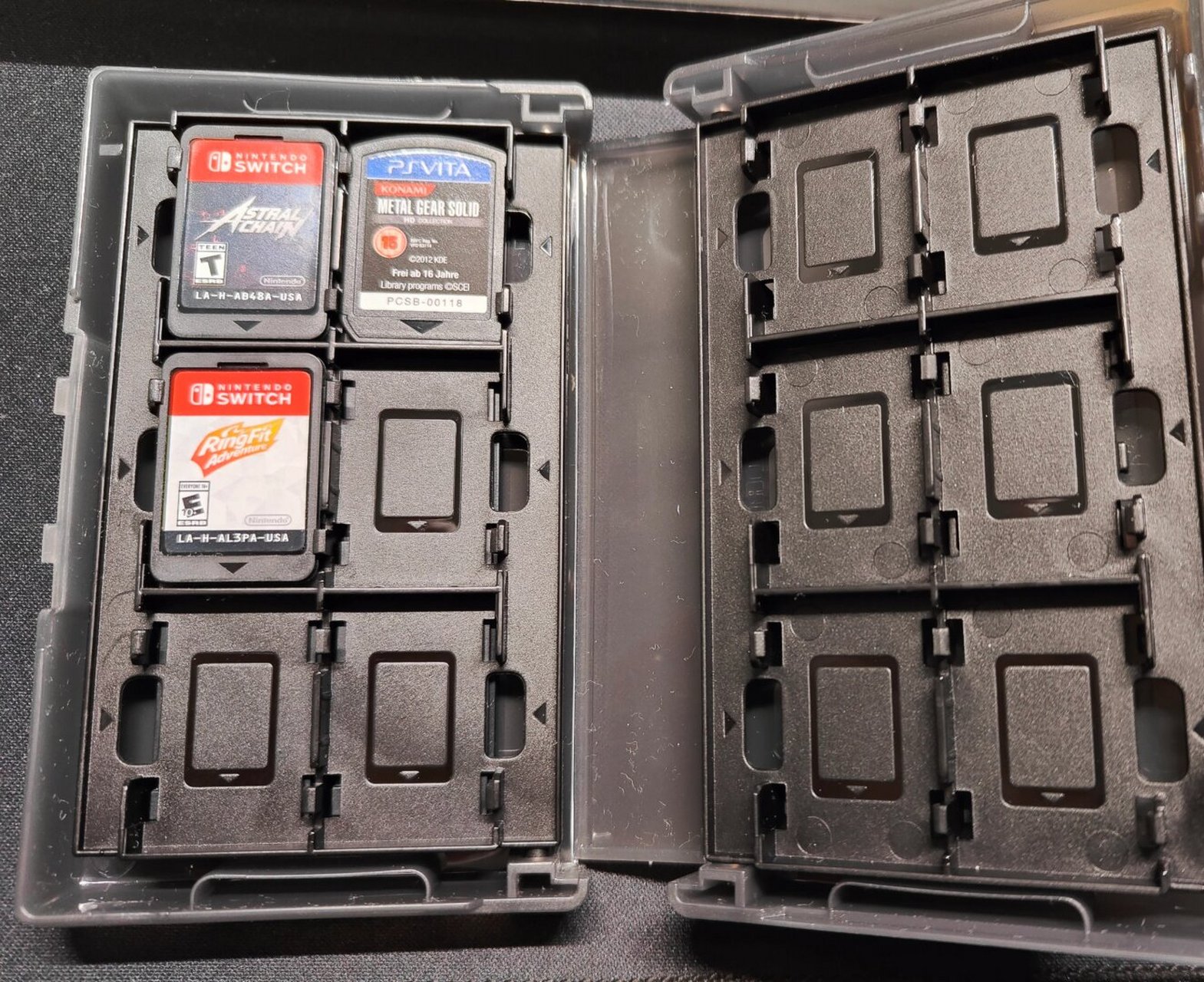 手里两个switch卡带收纳盒,一个是当年买switch店家送的阿吉托摩