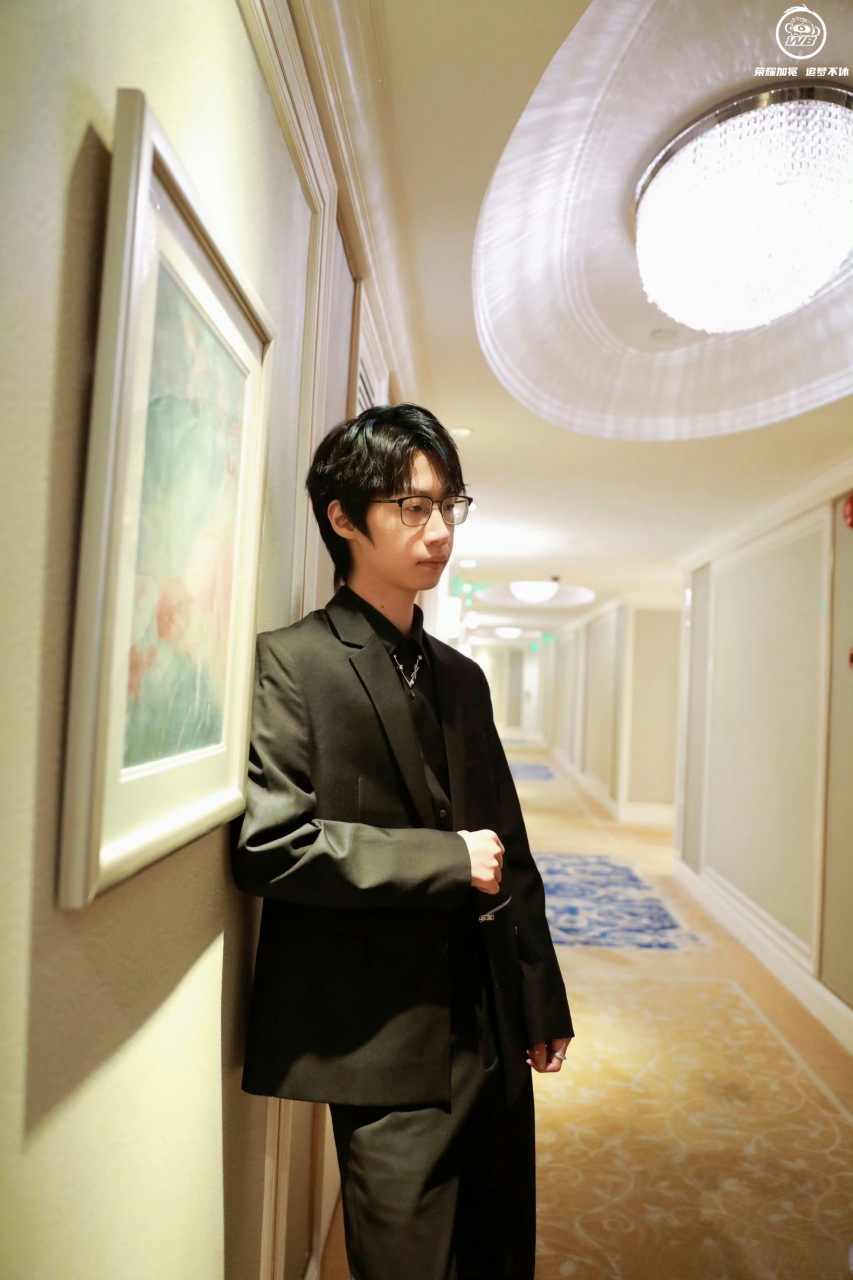 暖阳暗夜蓝挑染# 挑染了么…我咋没看出来杨鑫pop