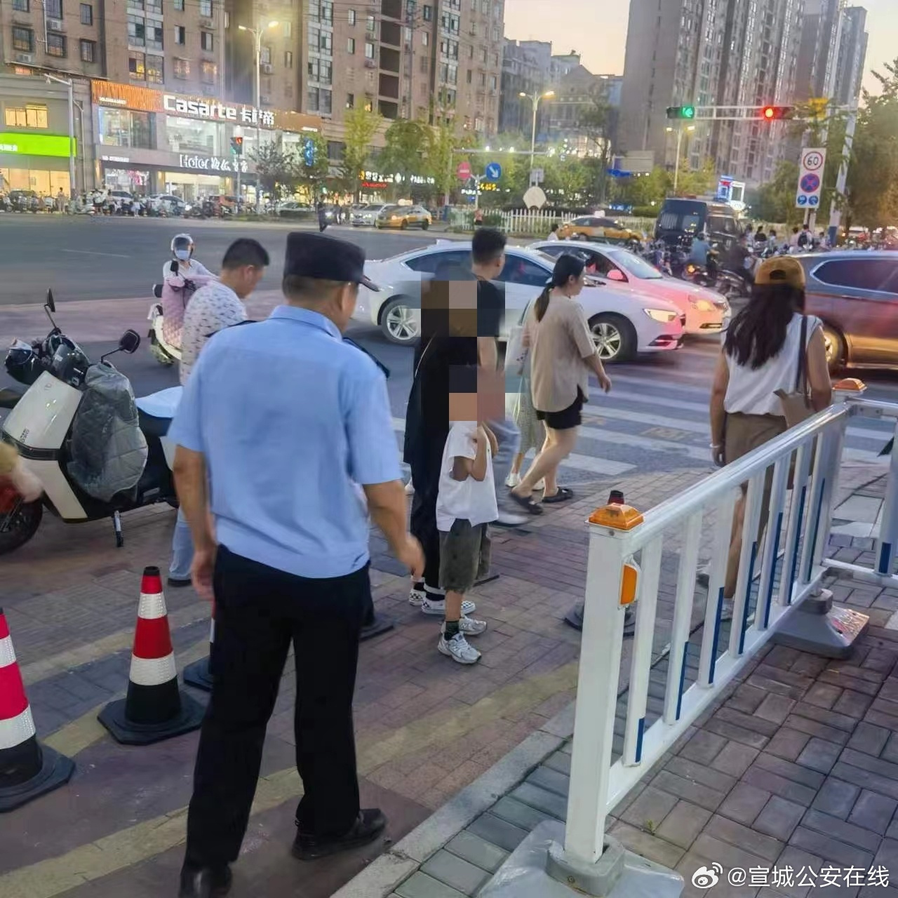 夏季行动#【 #萌娃走失后与特警淡定对视#[心]】8月5日19时许,宣城经