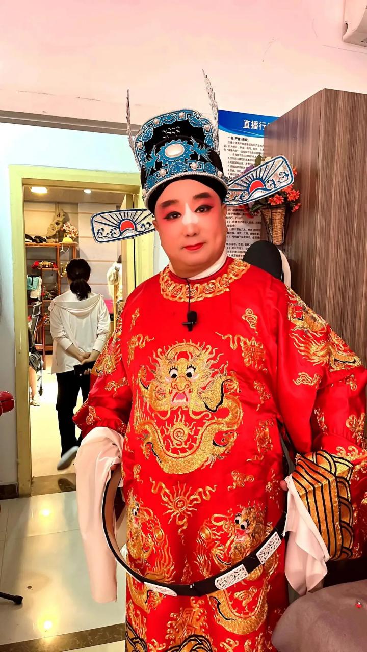 他是53岁的田冠军,国家二级演员.