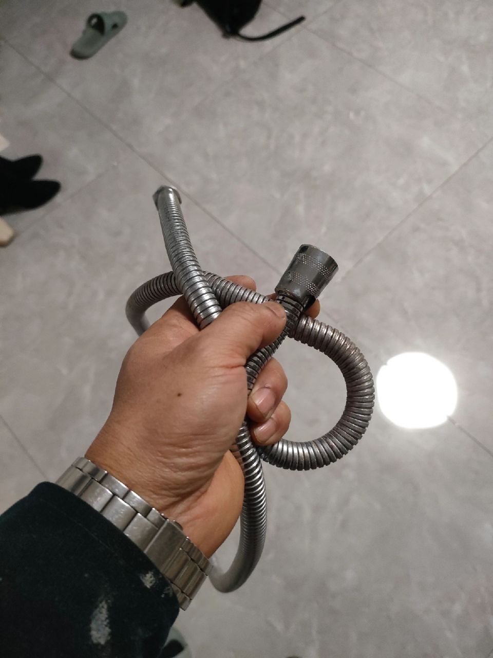 花洒软管喷头年久损坏,更换完成!