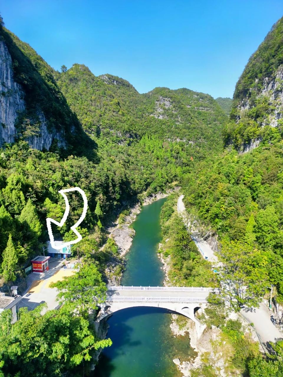 惠水燕子洞位于惠水县羡塘镇,距离镇上约一公里左右,巨大的溶洞下