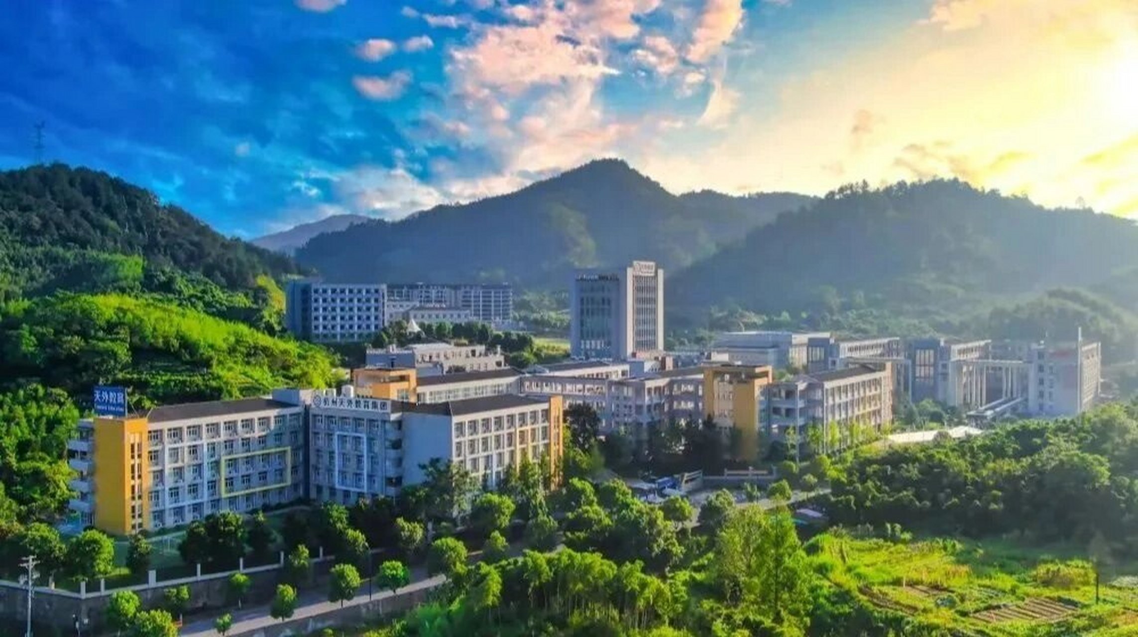 民办高中之杭州天目外国语学校 👉学校信息 杭州天目外国语学校由伍