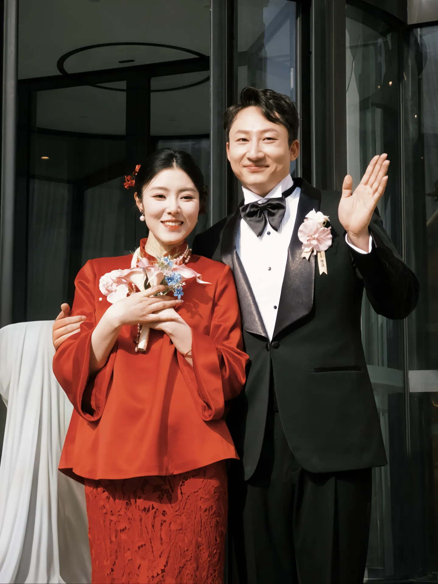 结婚啦,超快乐的一天!有好多我爱的爱我的朋友和家人包围着我们!